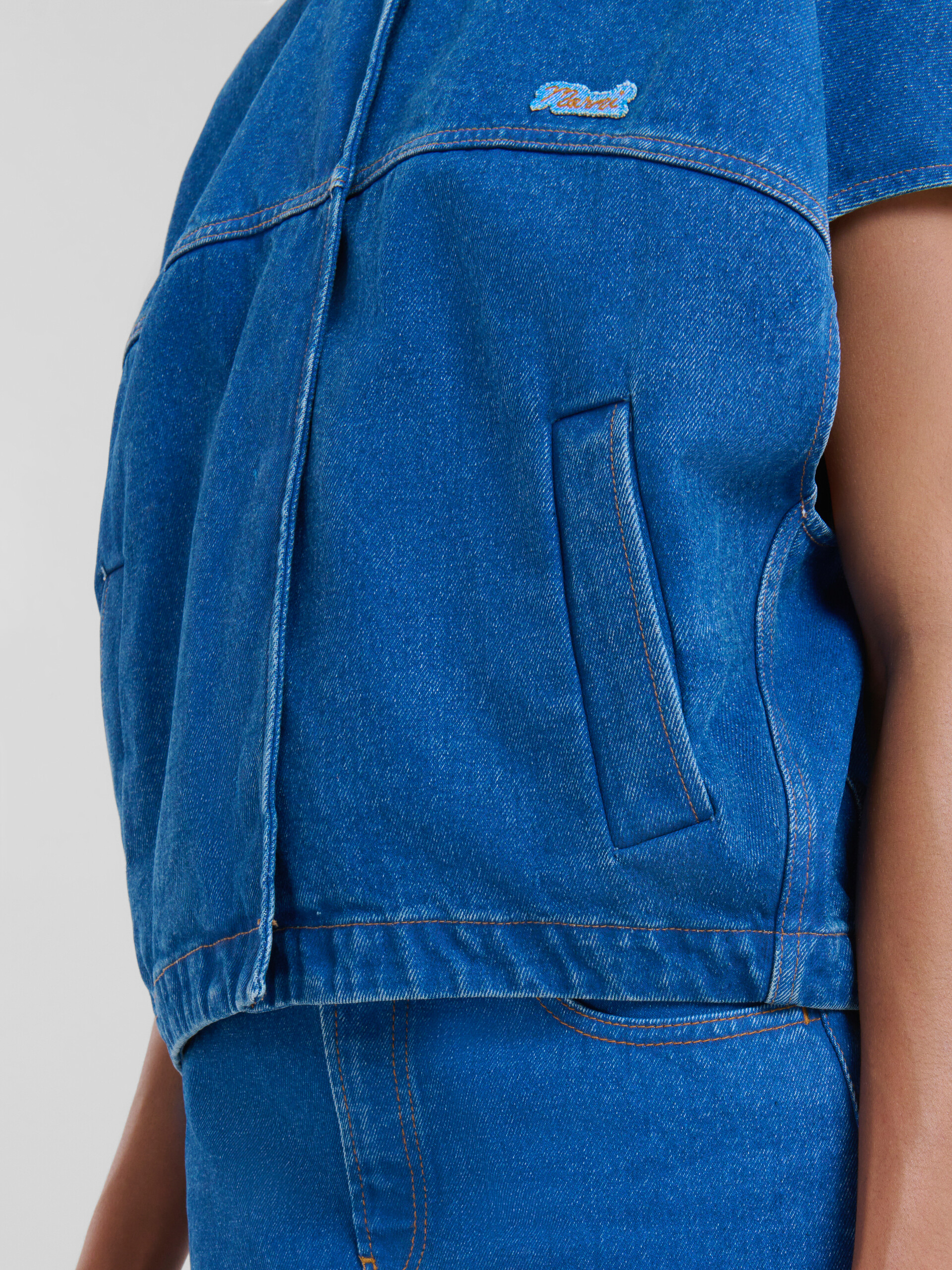 Veste à manches courtes en denim biologique bleu avec patch effet raccommodé Marni - Manteaux - Image 5