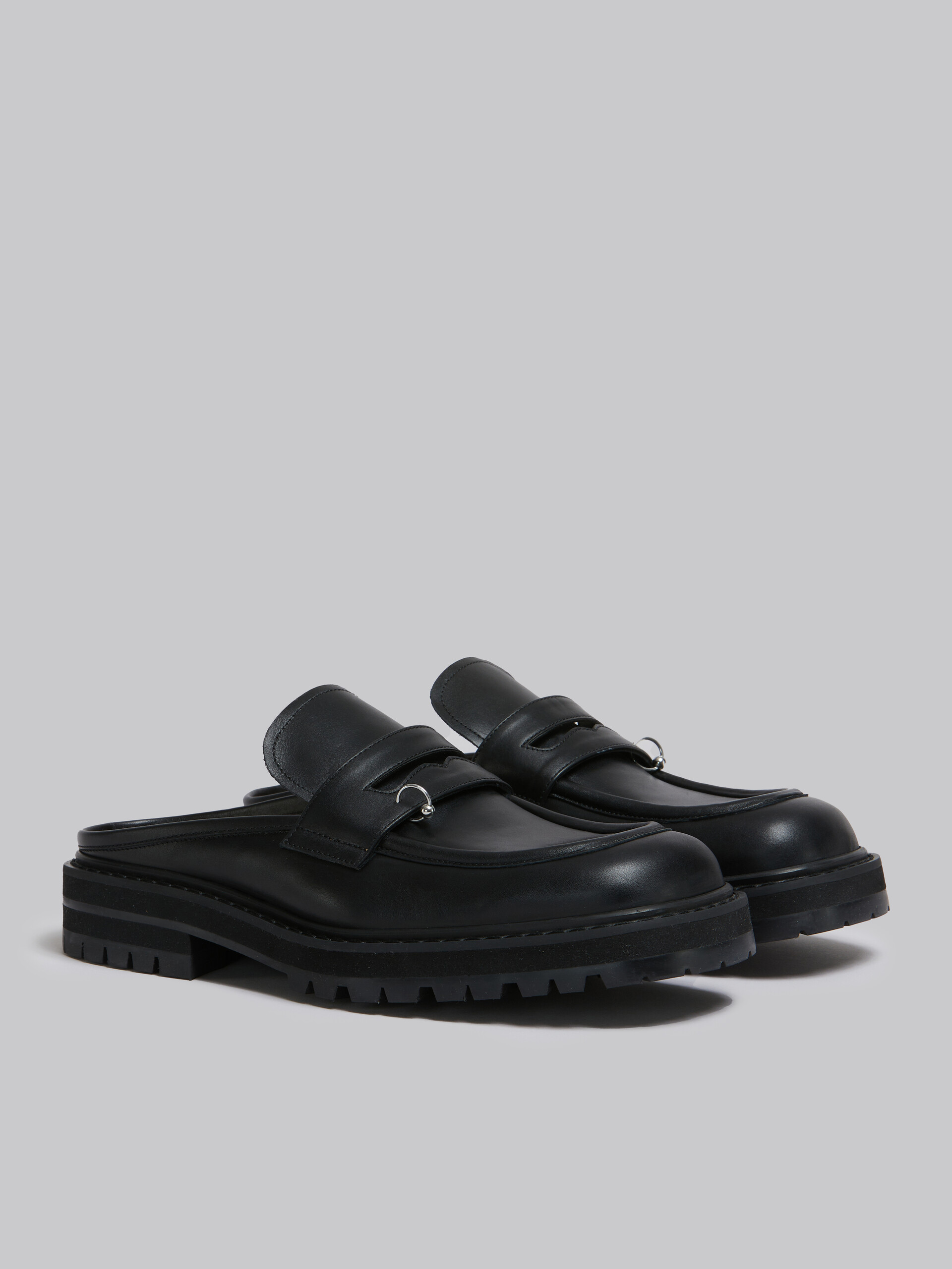 Markante, schwarze Sabot-Loafer Piercing 2.0 aus Leder - Holzschuhe - Image 2