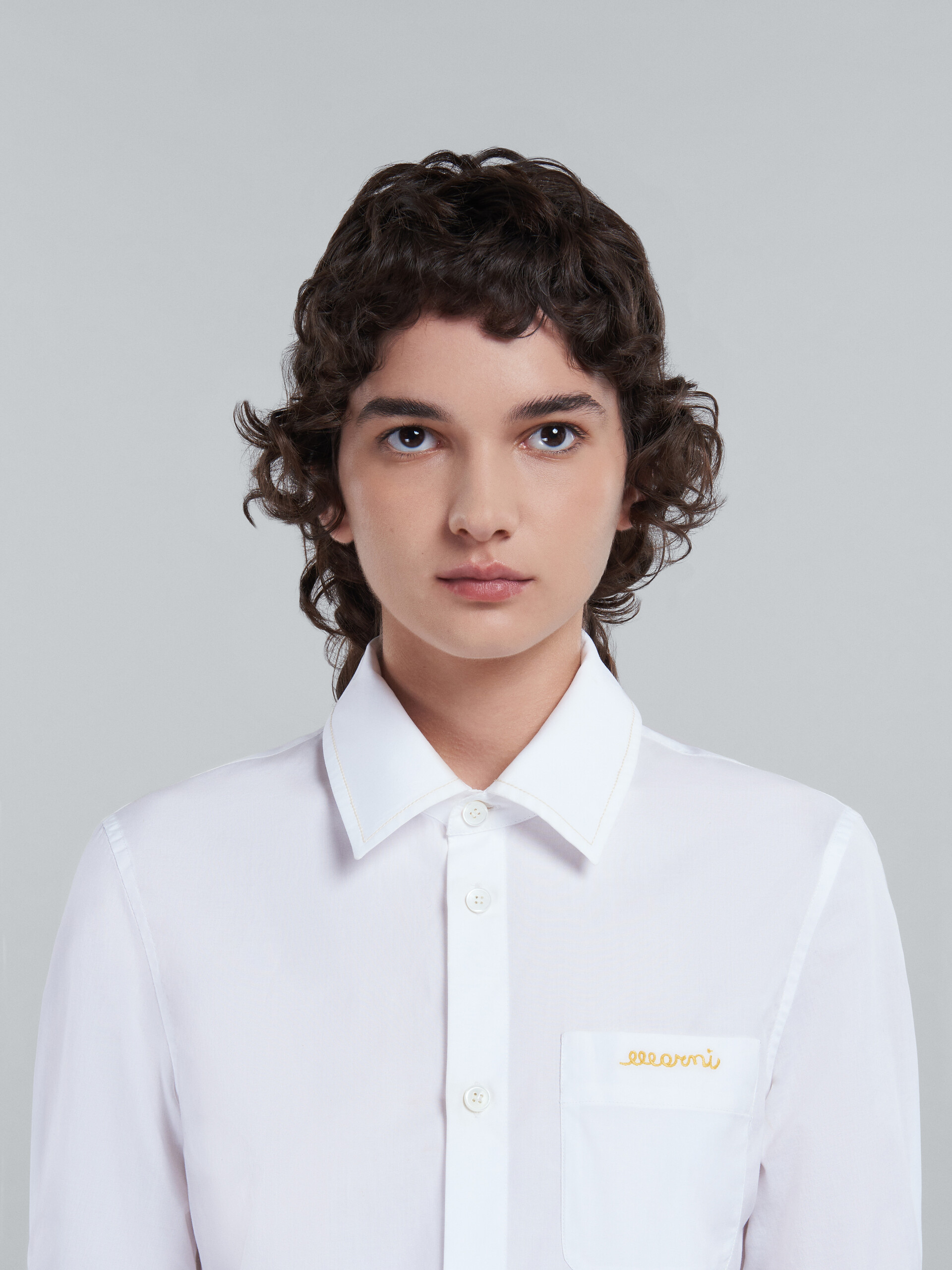 Kurze Hemdbluse aus weißer Popeline mit aufgesticktem Logo - Hemden - Image 4