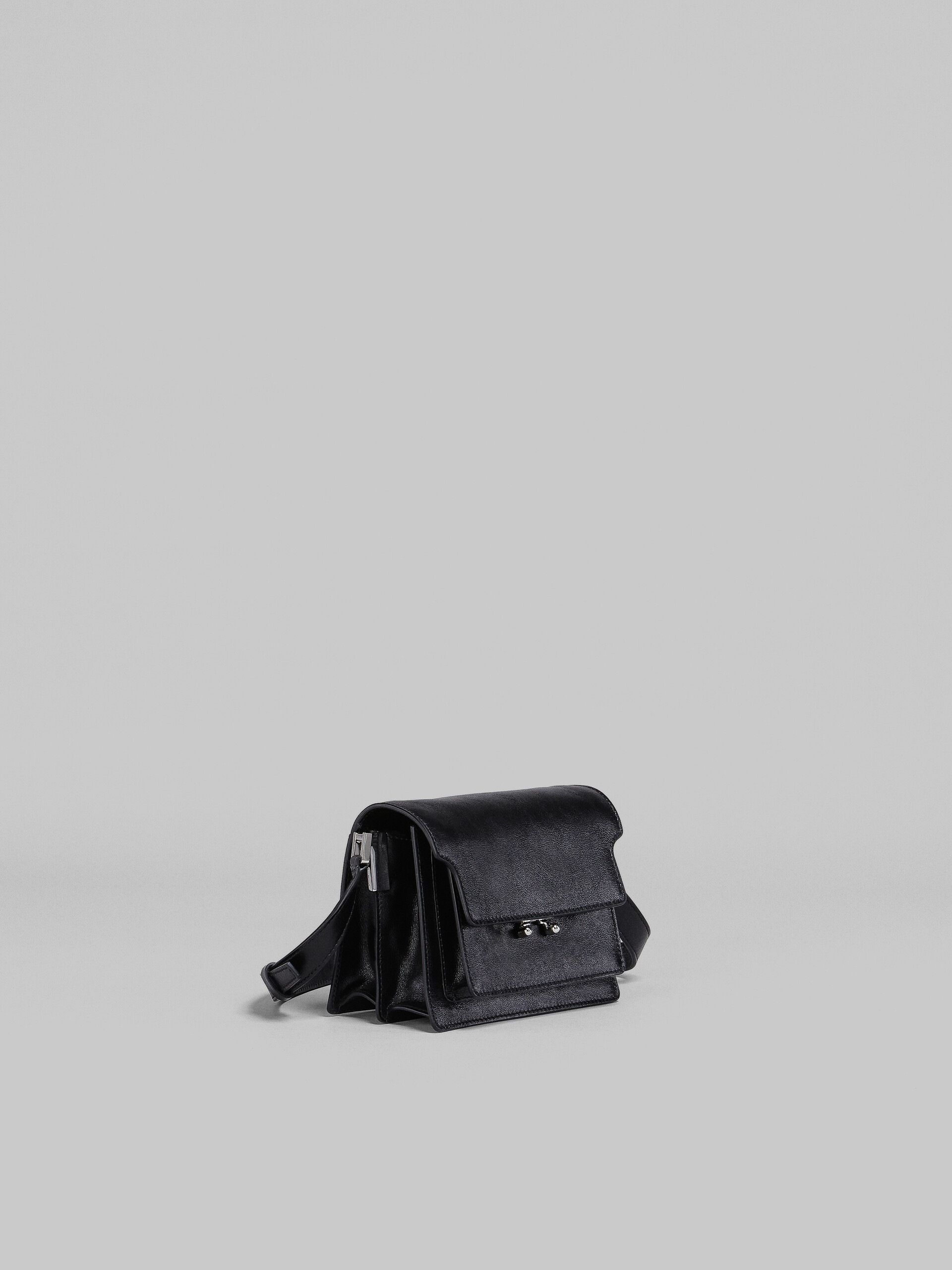 Mini-sac Trunk Soft en cuir noir - Sacs portés épaule - Image 6