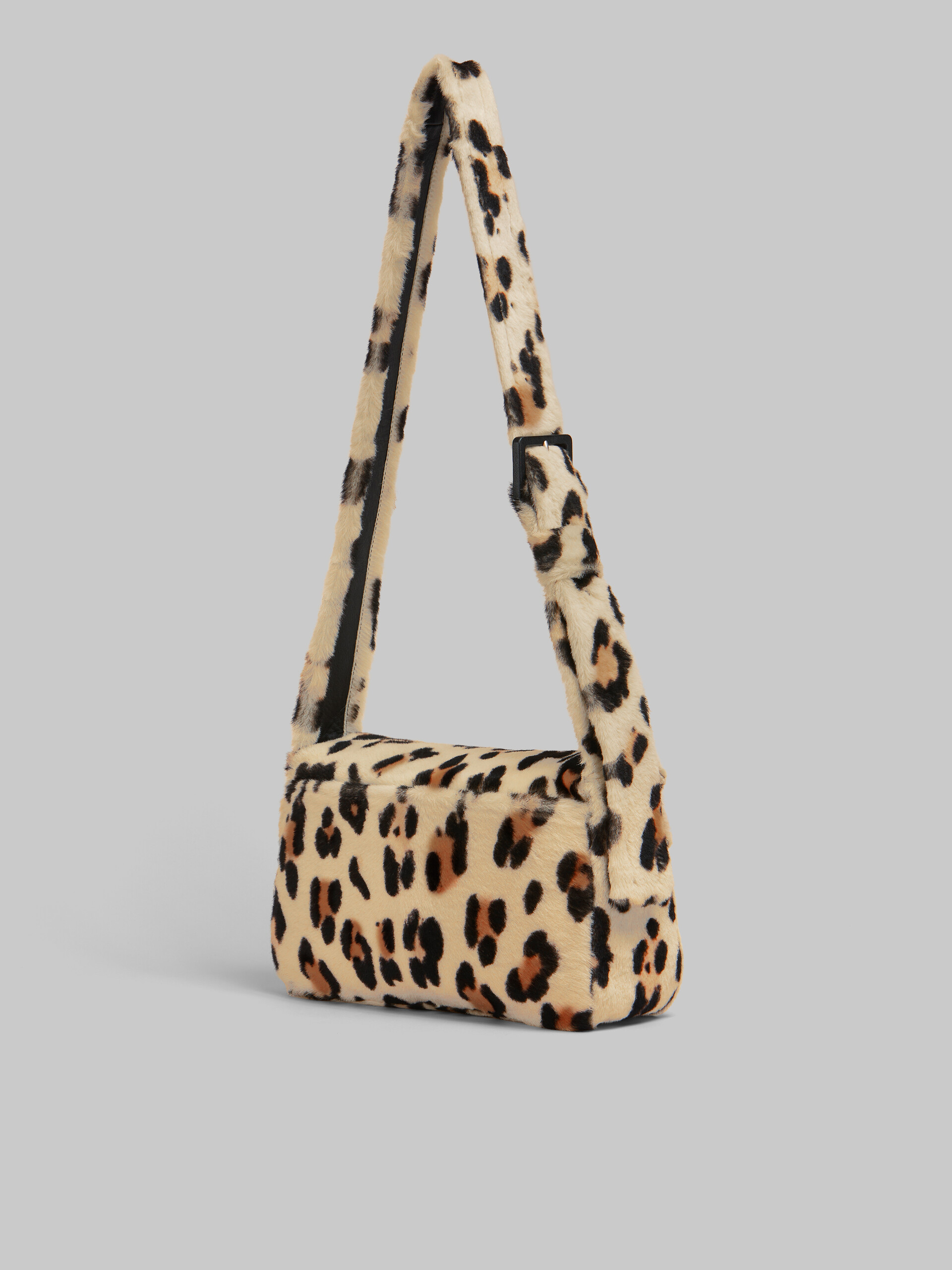 Mittelgroße Trunkaroo Soft Schultertasche aus Shearling mit Animal-Print - Schultertaschen - Image 2