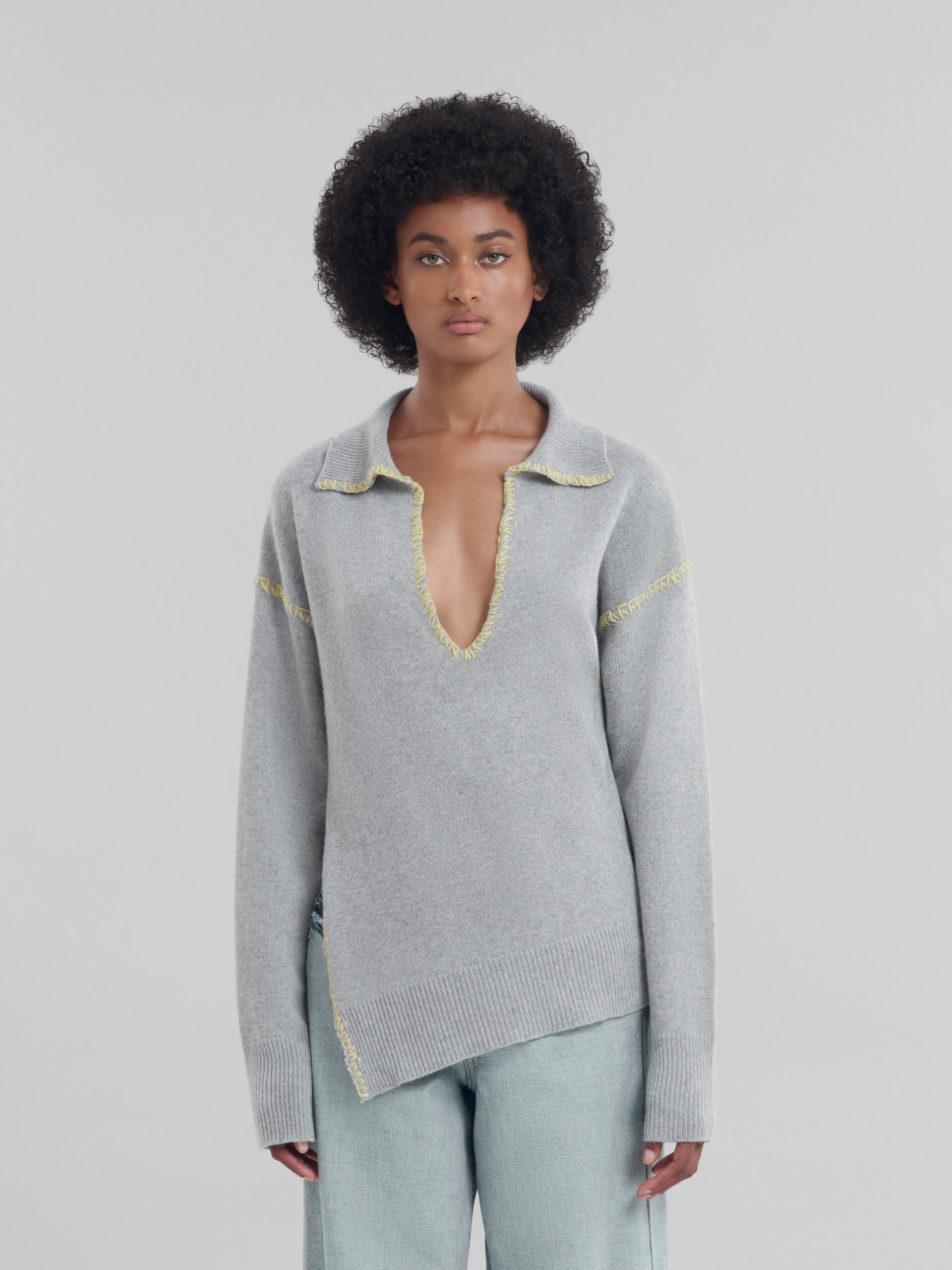 Maglione in cashmere e lana grigio con collo oversize - Pullover - Image 2