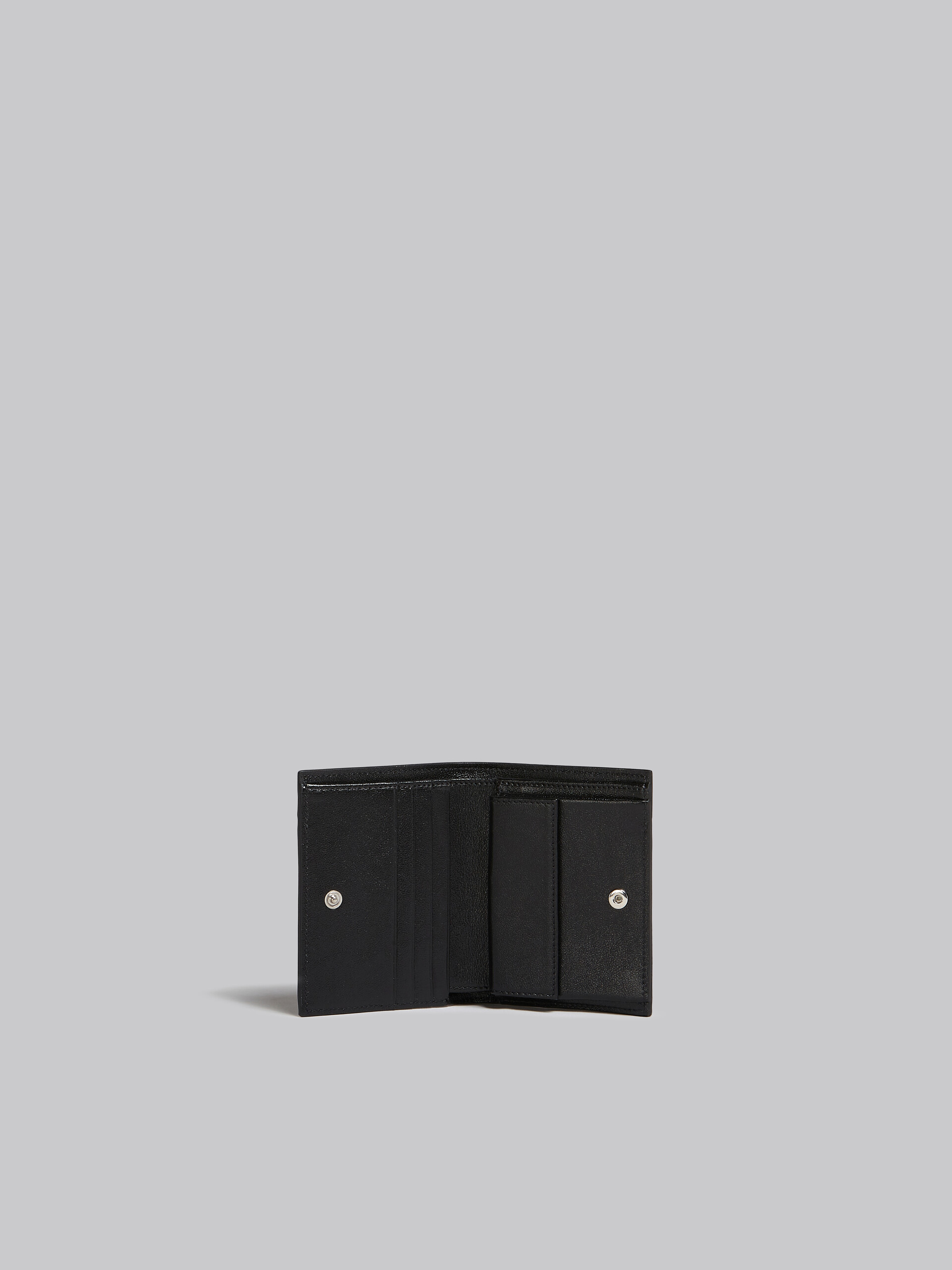 ネイビーブルーとブラック レザー製二つ折りウォレット - 財布 - Image 2