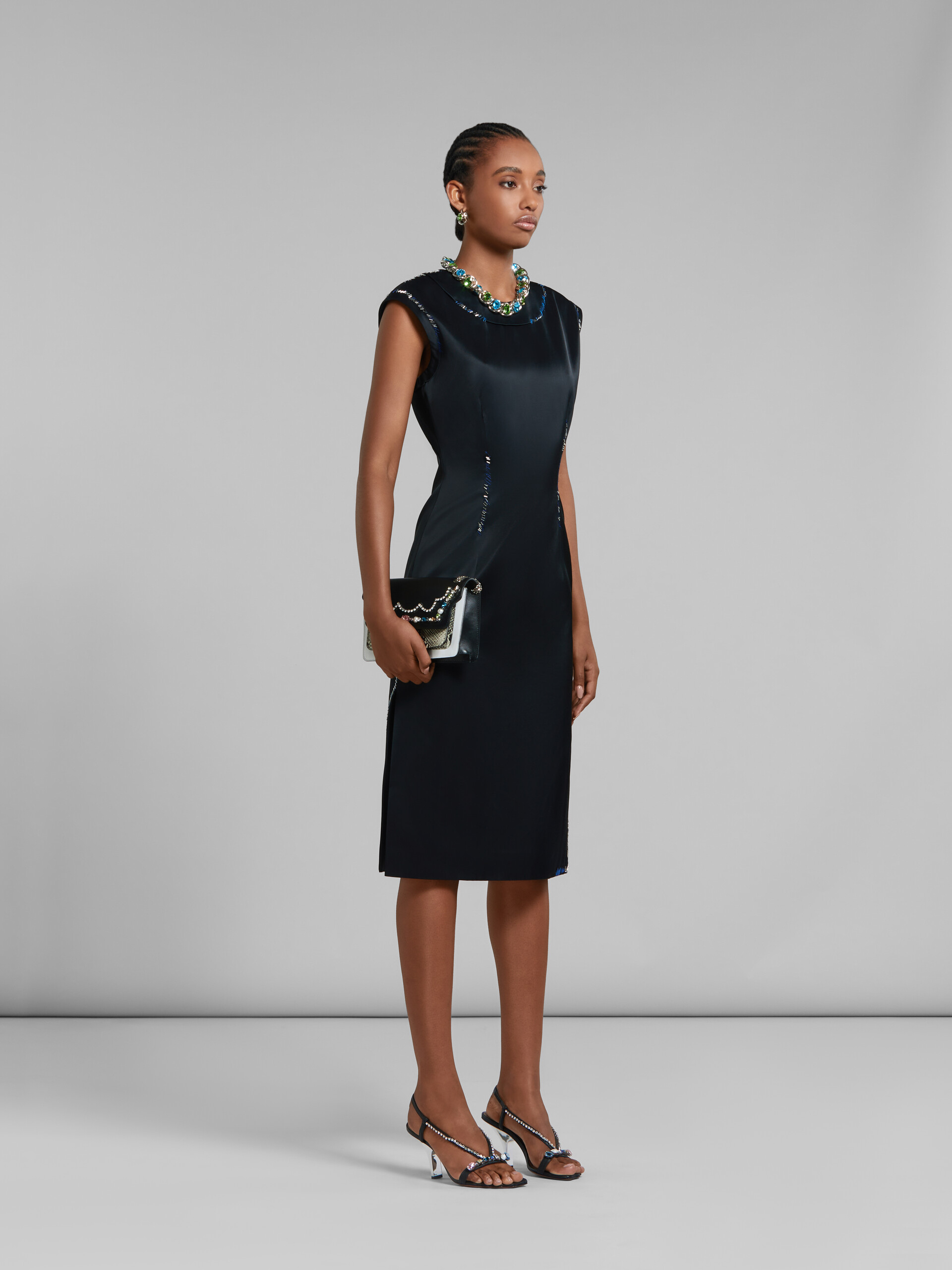 Robe fourreau en satin duchesse noir avec effet raccommodé en perles - Robes - Image 6