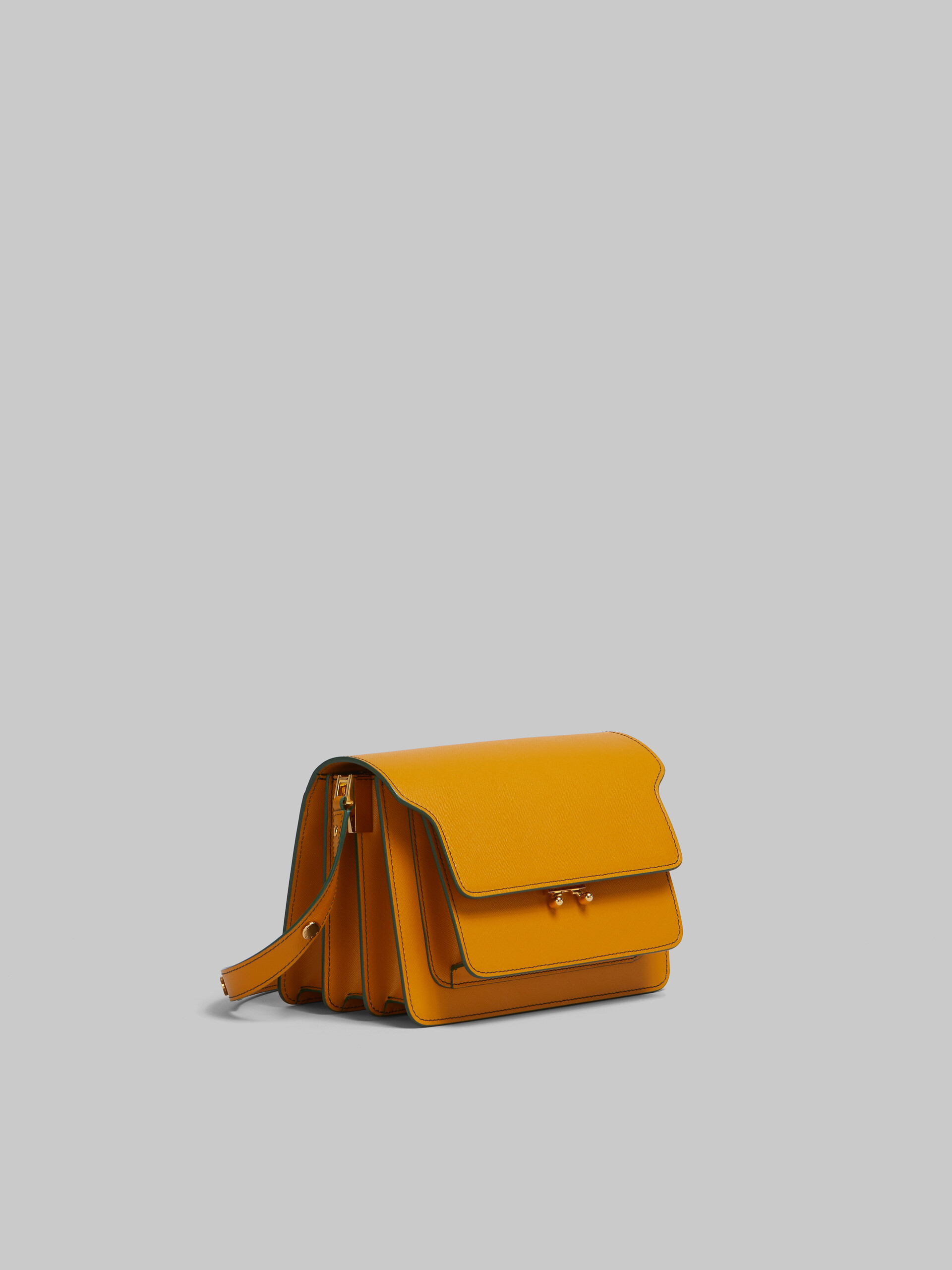 Sac Trunk de taille moyenne en cuir Saffiano beige - Sacs portés épaule - Image 6