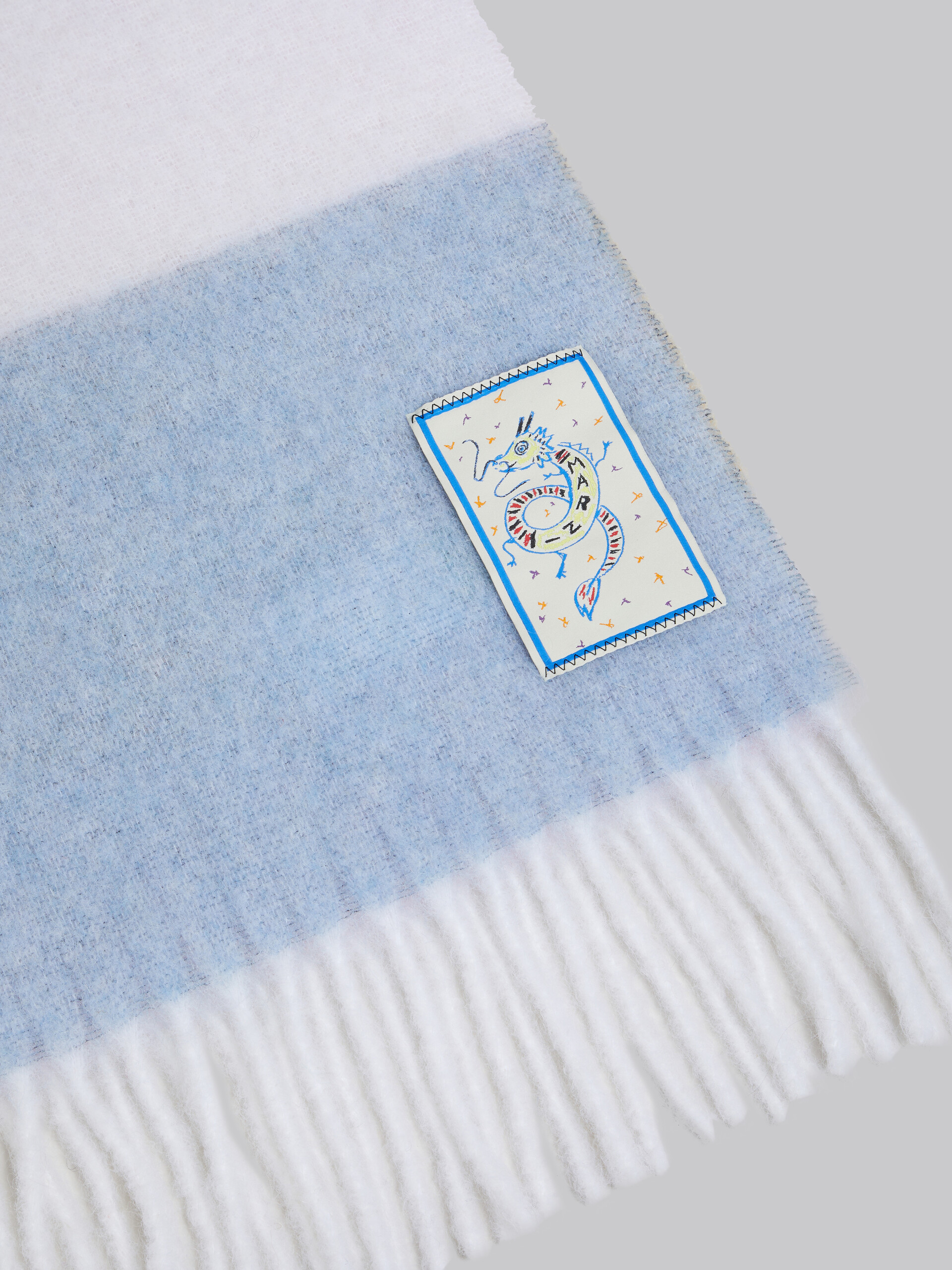 ホワイト ブルー ピンク アルパカ製 スカーフ、ドラゴンパッチ付き - アクセサリー - Image 4