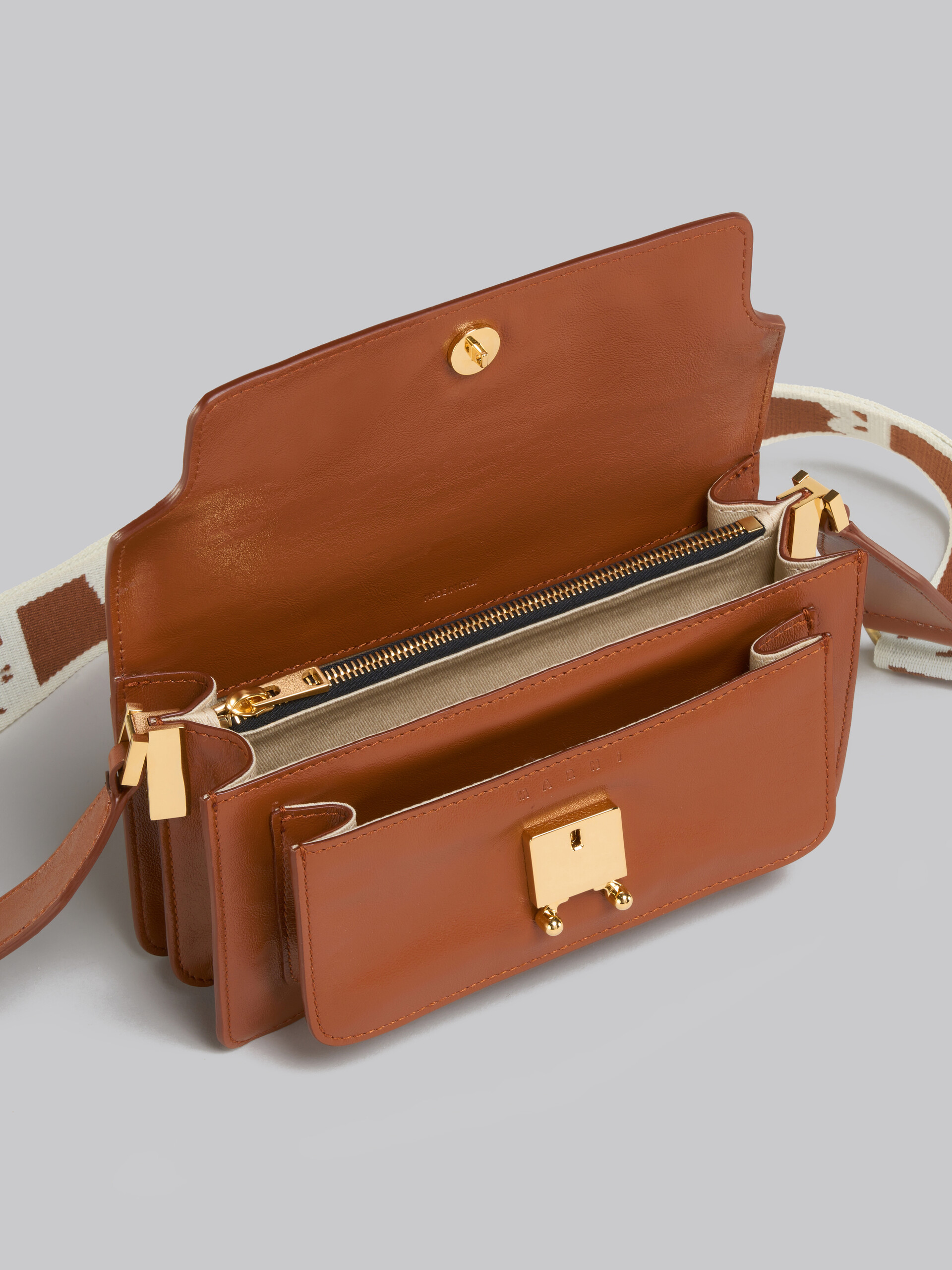 Bolso Trunk Soft horizontal de piel marrón con correa con logotipo - Bolsos de hombro - Image 4