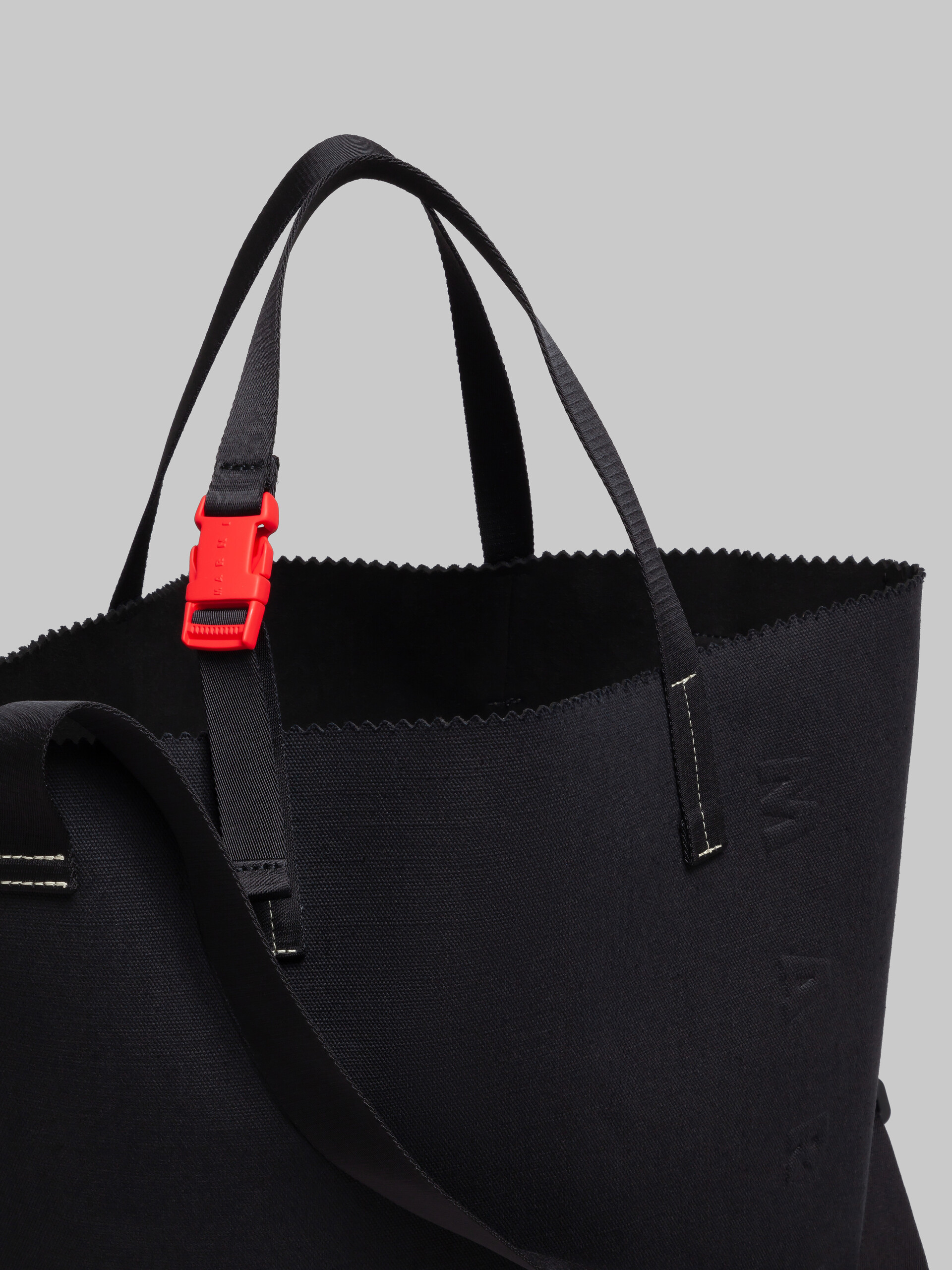 Tribeca Shopping Bag in tela nera con logo Marni in rilievo - Borse shopping - Image 4