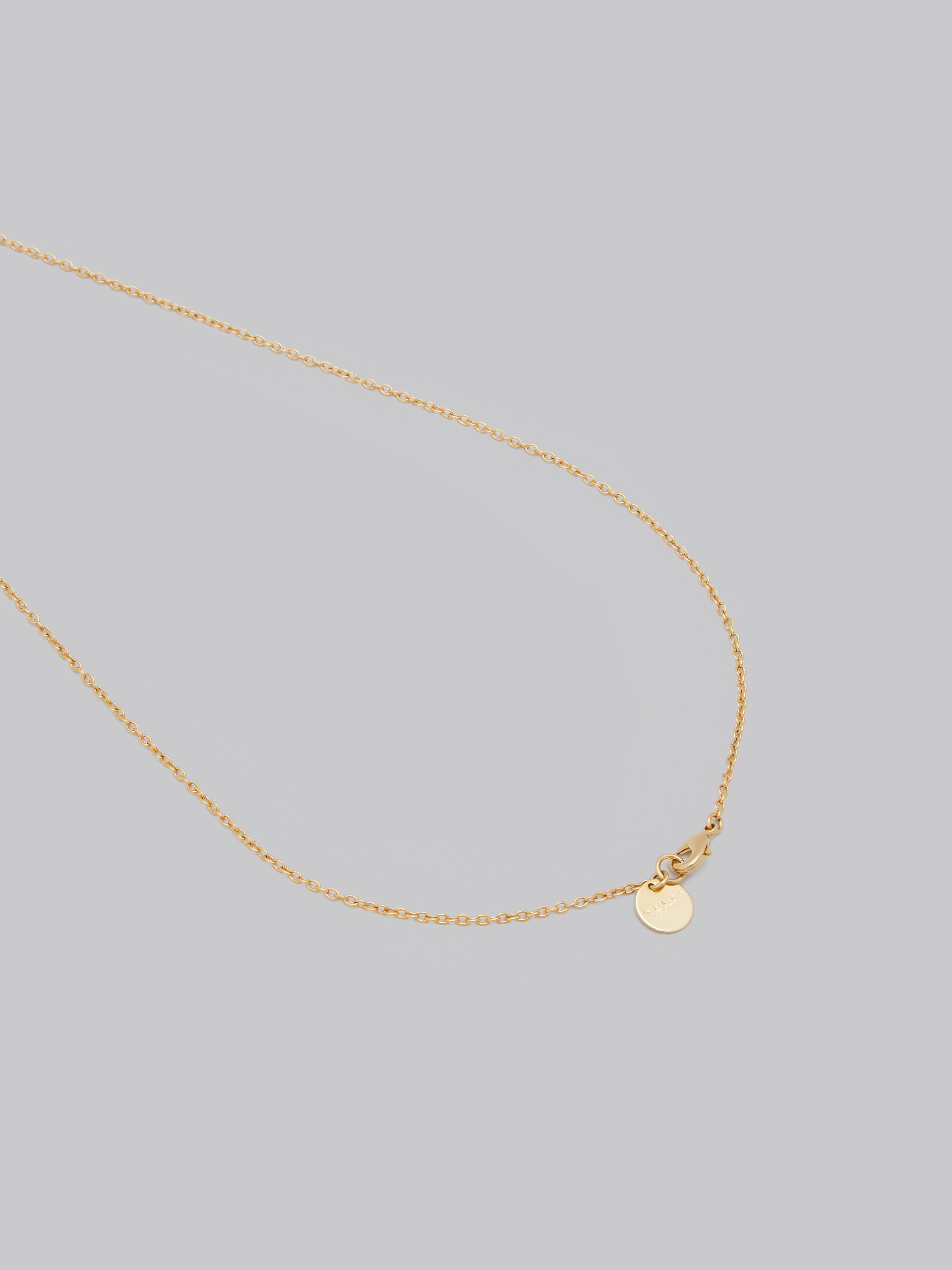 Collar de cadena con charms de perla y anillo - Collares - Image 4