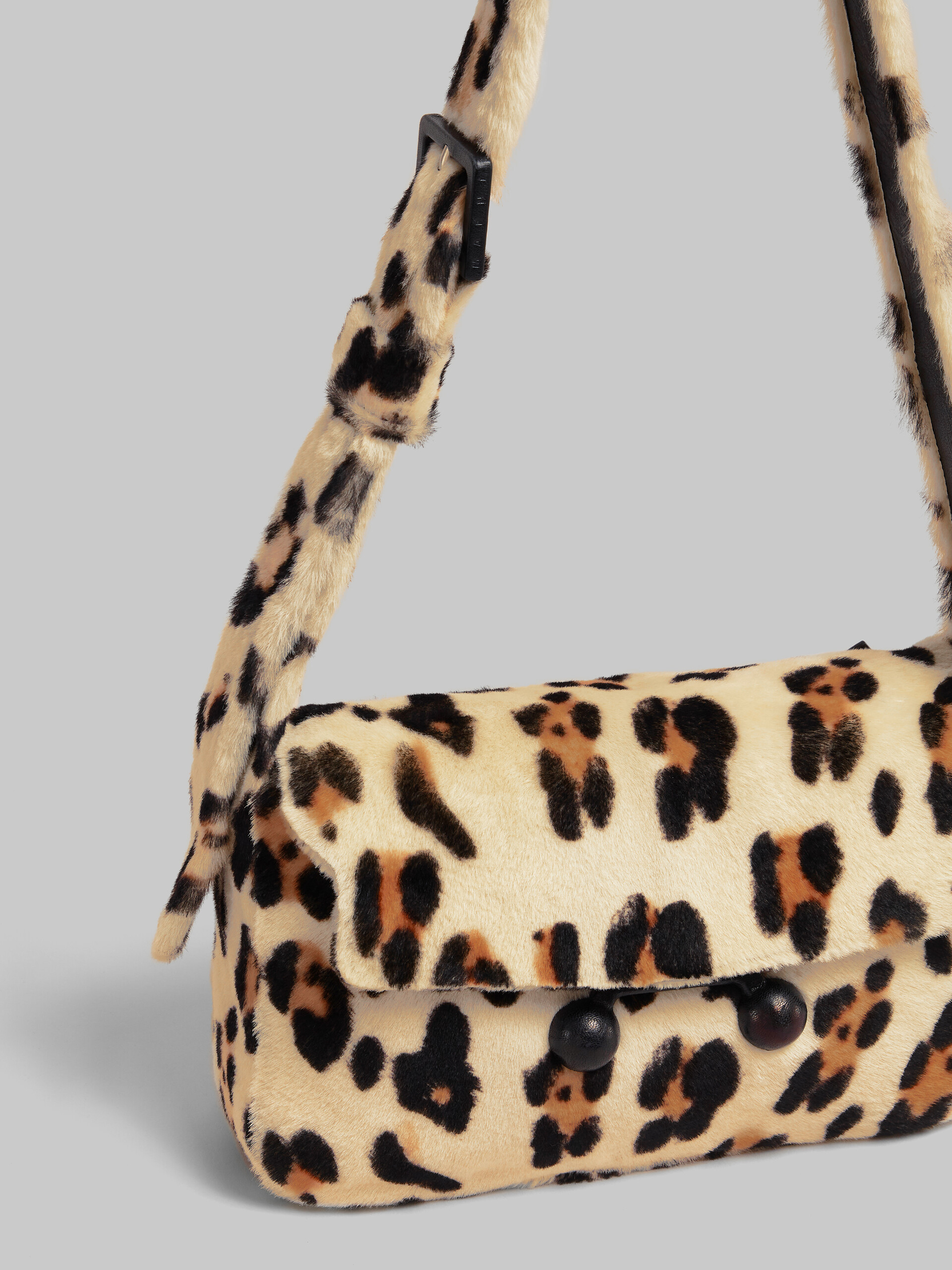 Mittelgroße Trunkaroo Soft Schultertasche aus Shearling mit Animal-Print - Schultertaschen - Image 4