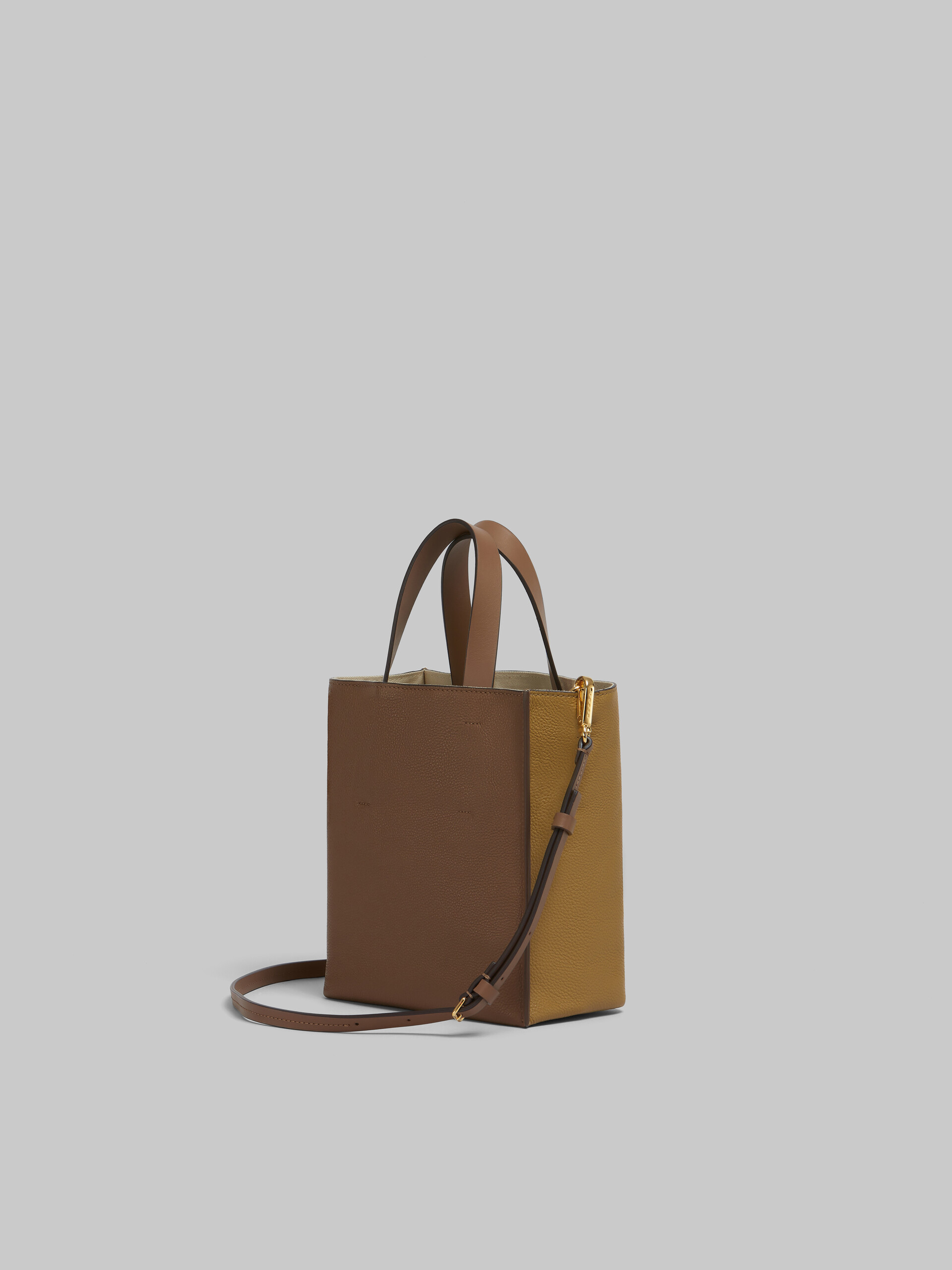 Mini-Tasche Museo Soft aus elfenbeinfarbenem und braunem Leder mit Marni-Flicken - Shopper - Image 3