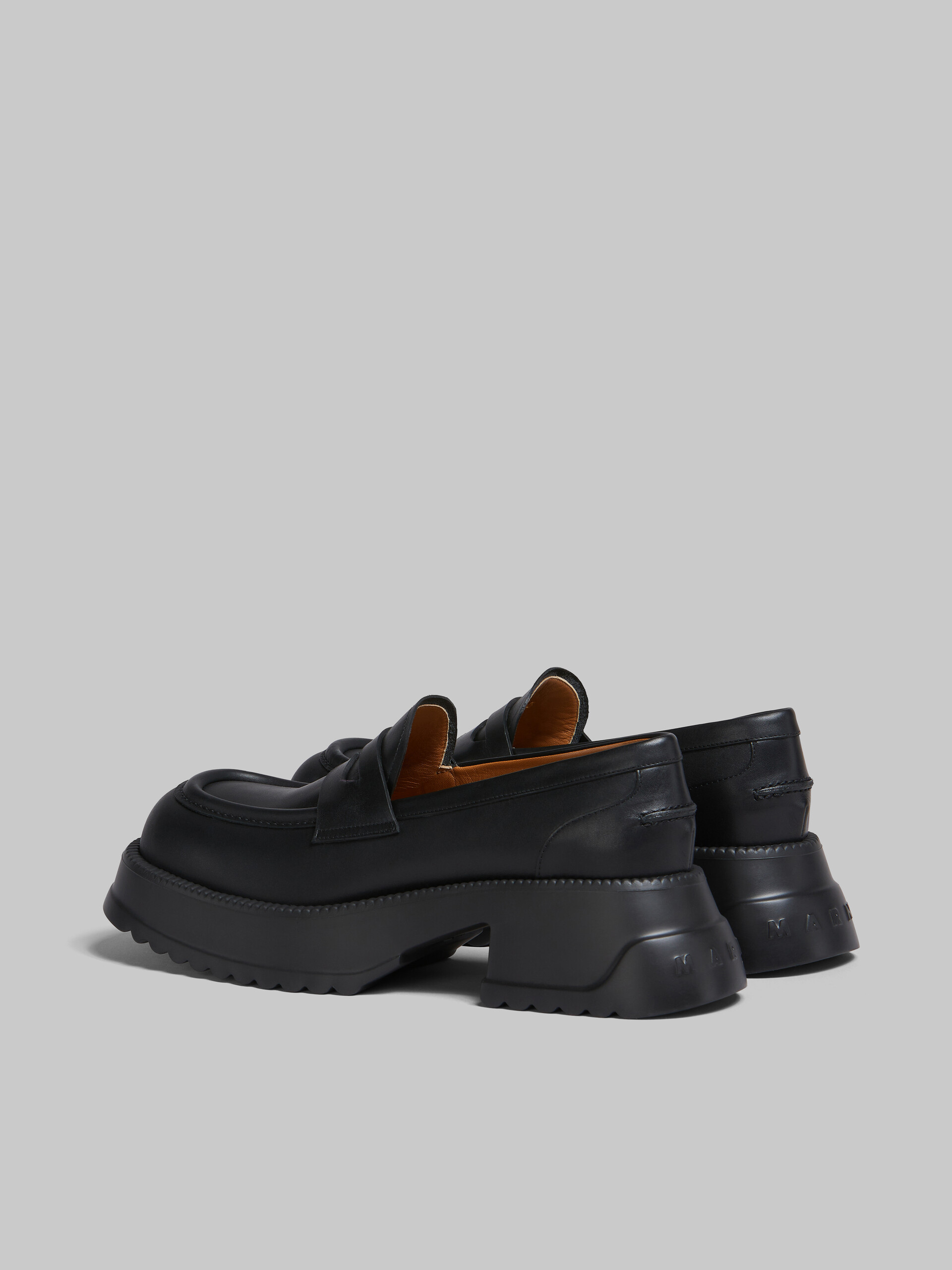 Black leather loafer with platform sole - Mocassin - Image 3