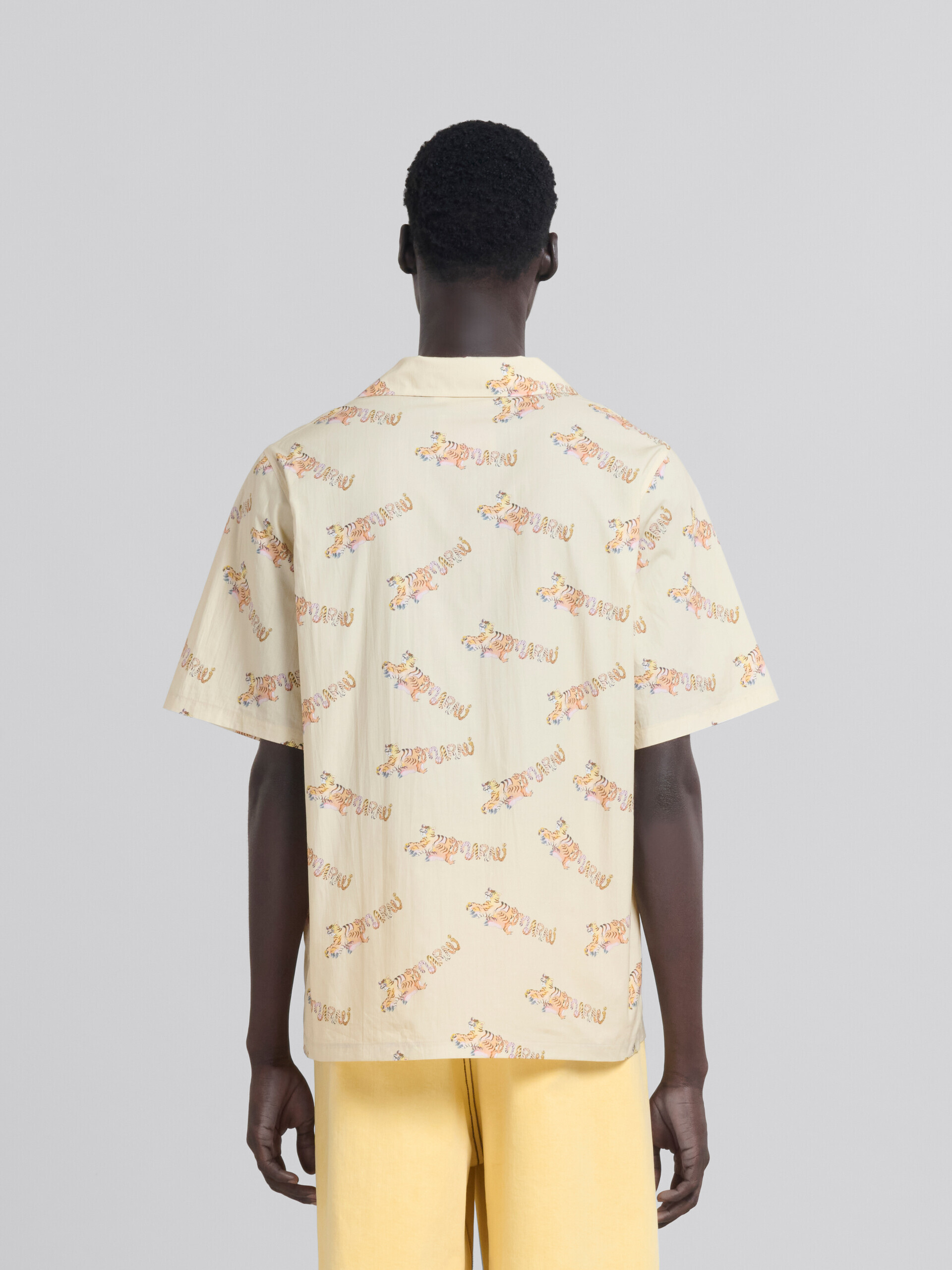 Chemise col bowling en coton organique beige avec motif - Chemises - Image 3