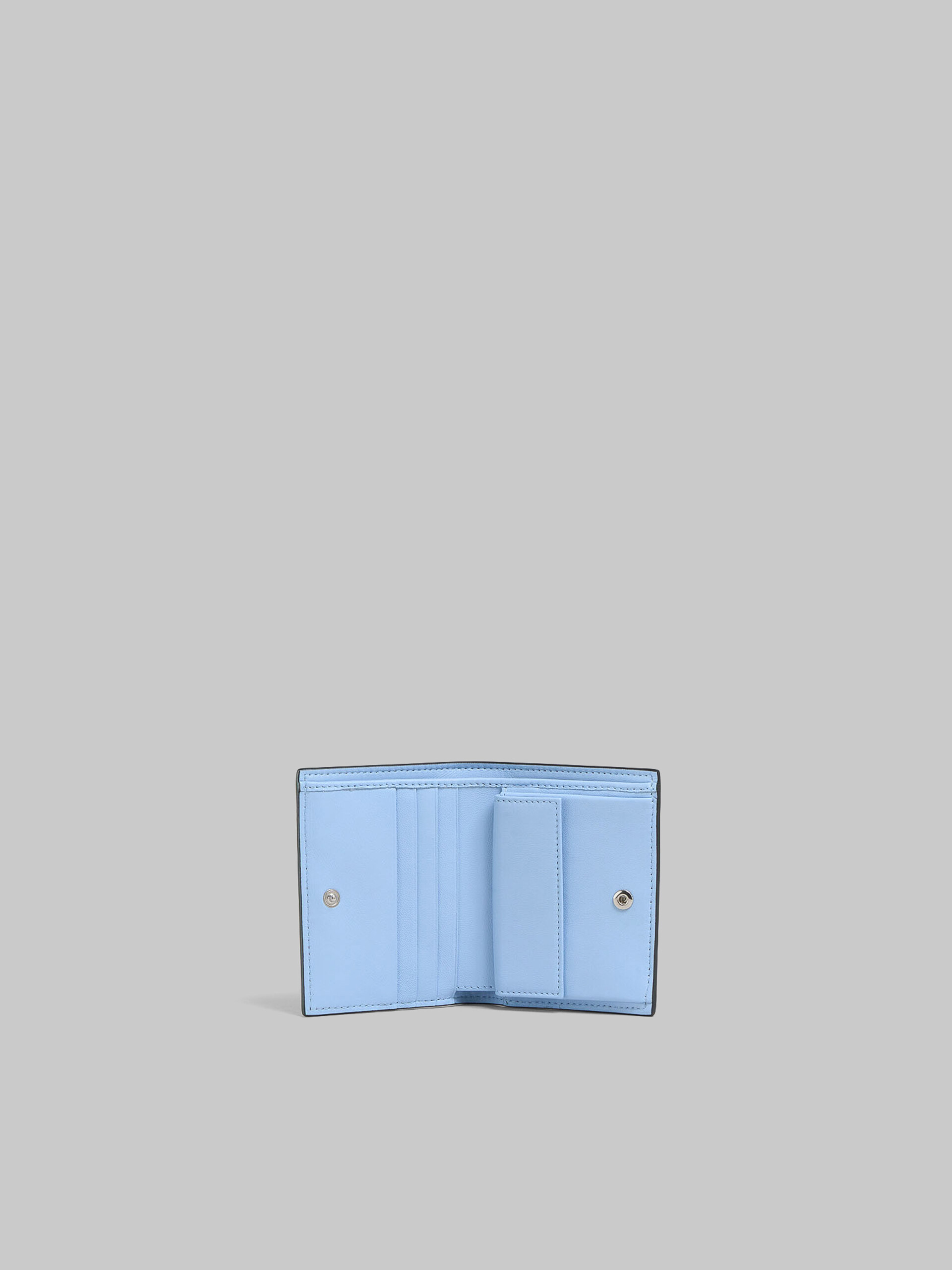 Portafoglio bi-fold in pelle blu con logo Marni in rilievo - Portafogli - Image 2