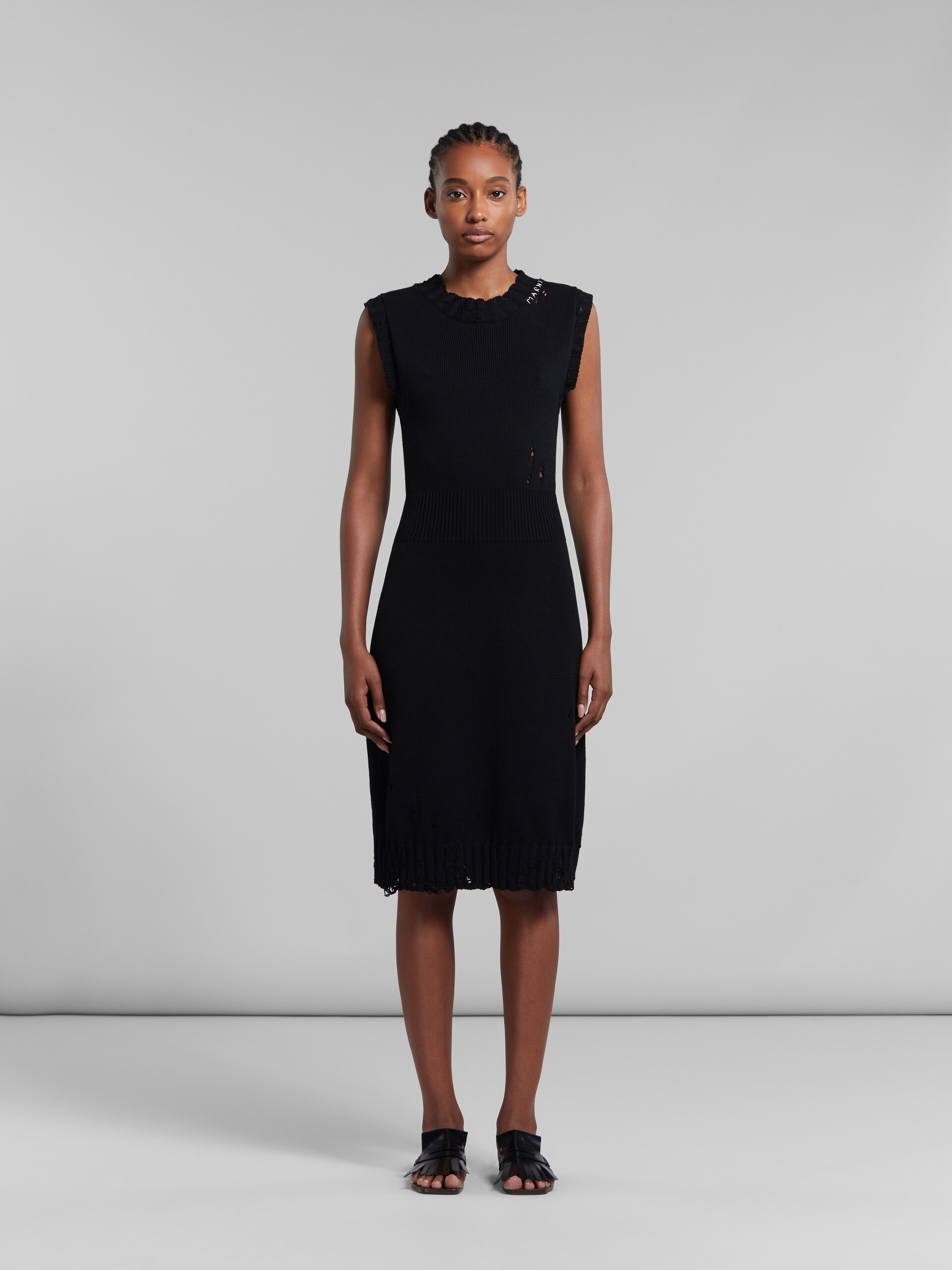 흐트러진 스타일의 블랙 코튼 니트 드레스 - 드레스 - Image 2