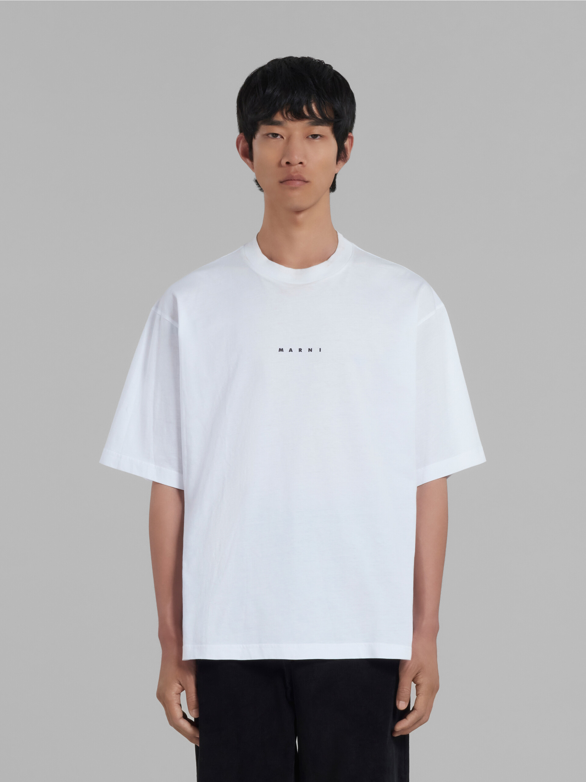 ピンク ロゴ入り オーガニックコットン Tシャツ(ボクシーフィット) - Tシャツ - Image 2