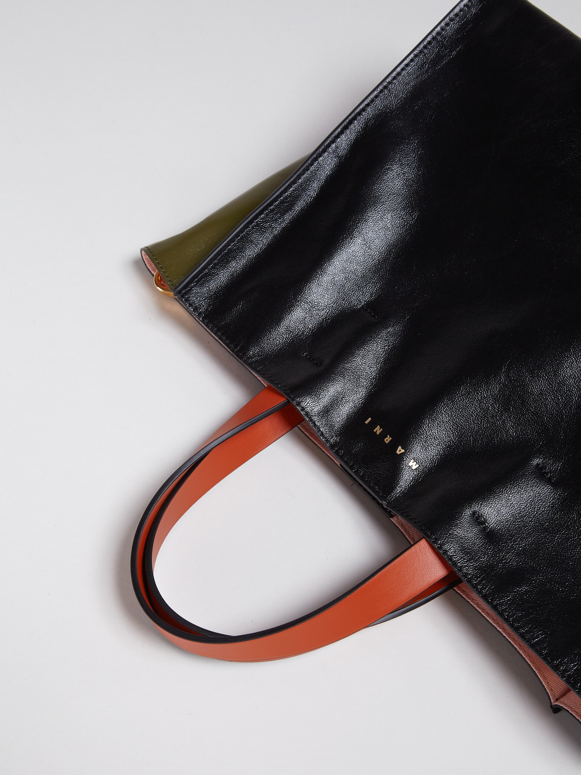 Petit sac MUSEO SOFT en cuir noir, vert et orange - Sacs cabas - Image 4