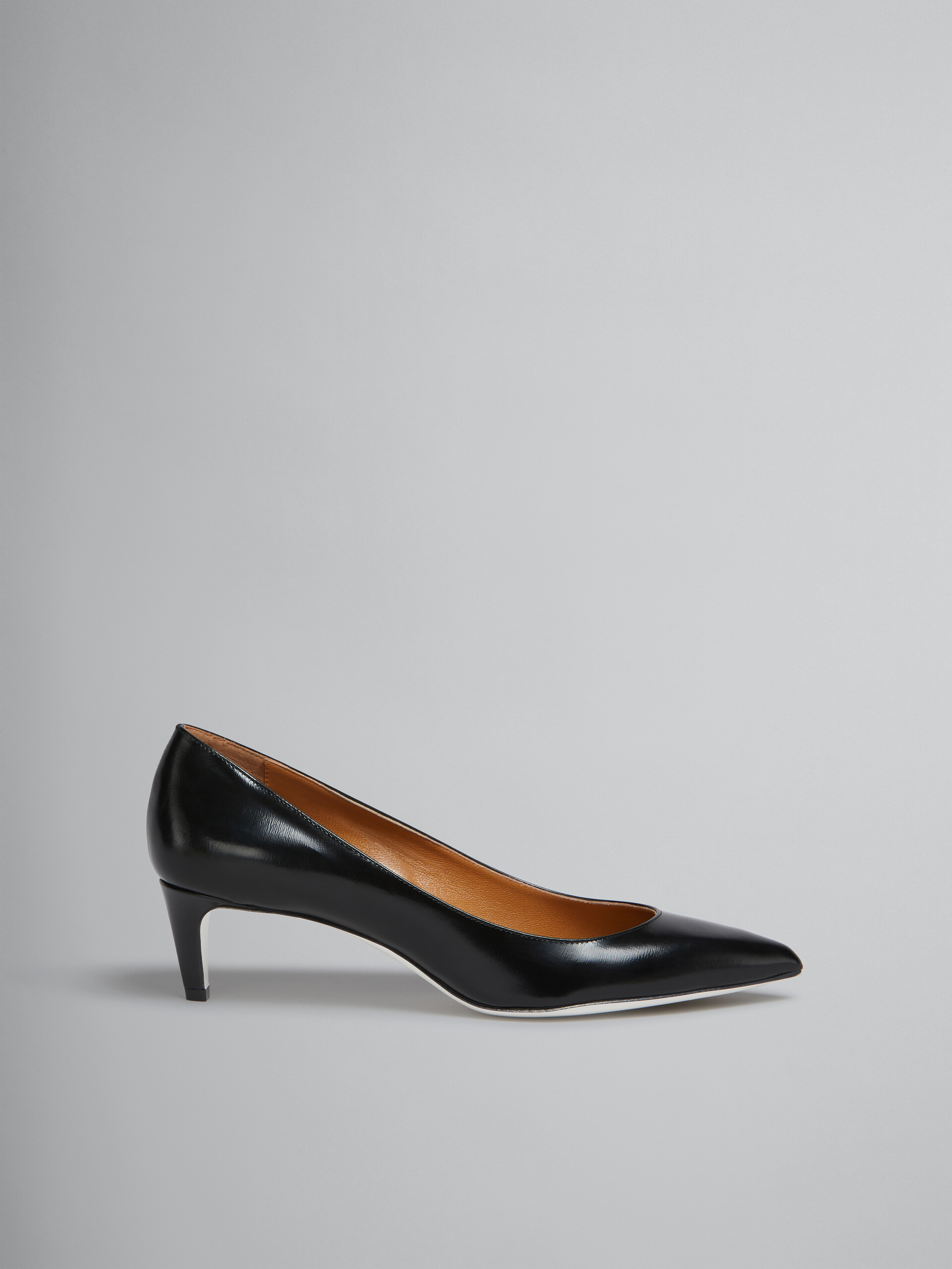 Zapato de salón Rhythm de piel estilo palmellato negra - Salones - Image 1
