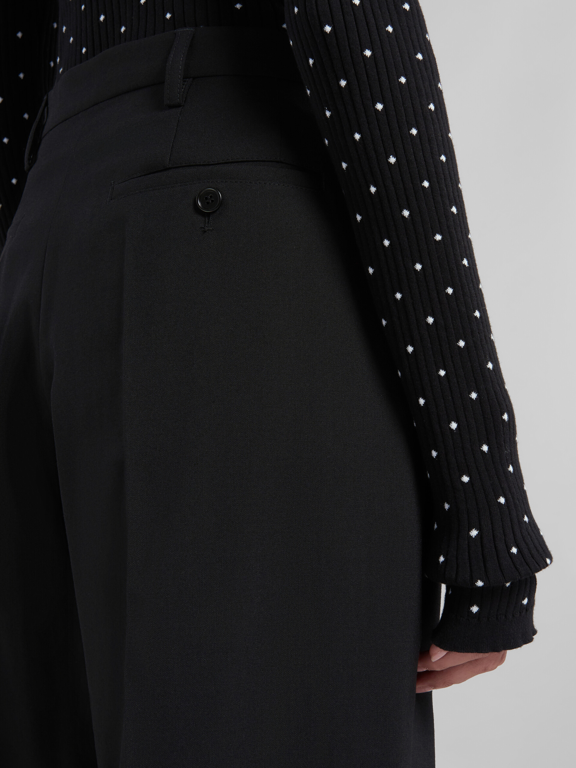 Pantalon ajusté en laine tropicale noire - Pantalons - Image 4
