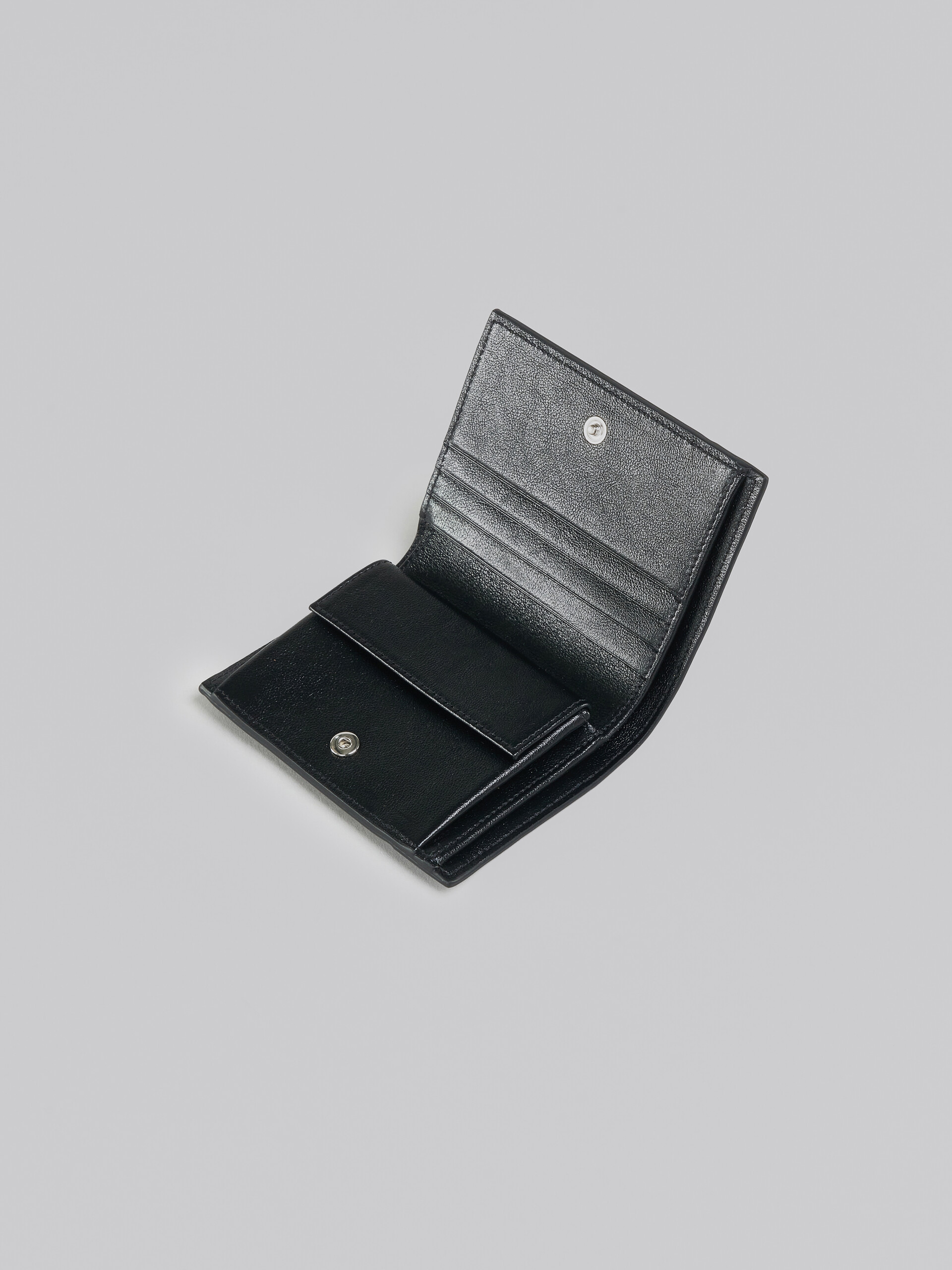 ネイビーブルーとブラック レザー製二つ折りウォレット - 財布 - Image 4