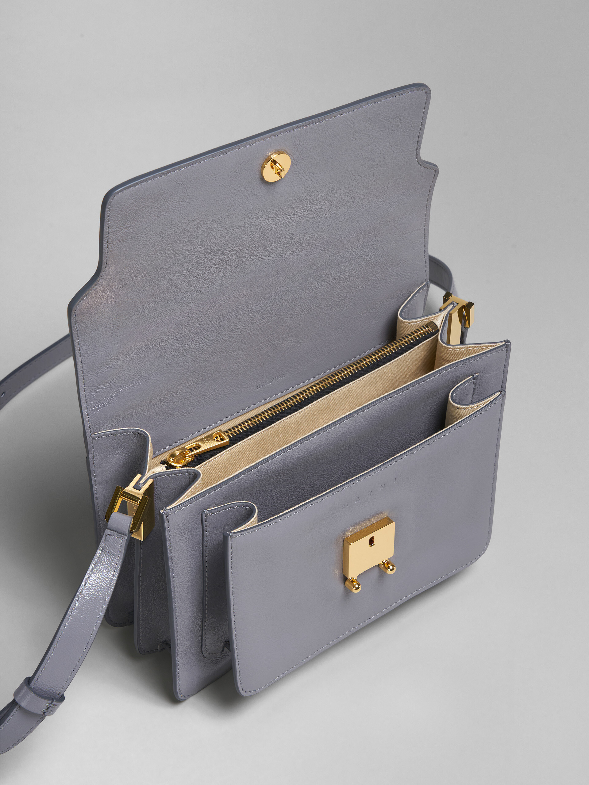 Mittelgroße Tasche TRUNK SOFT aus braunem Leder - Schultertaschen - Image 4