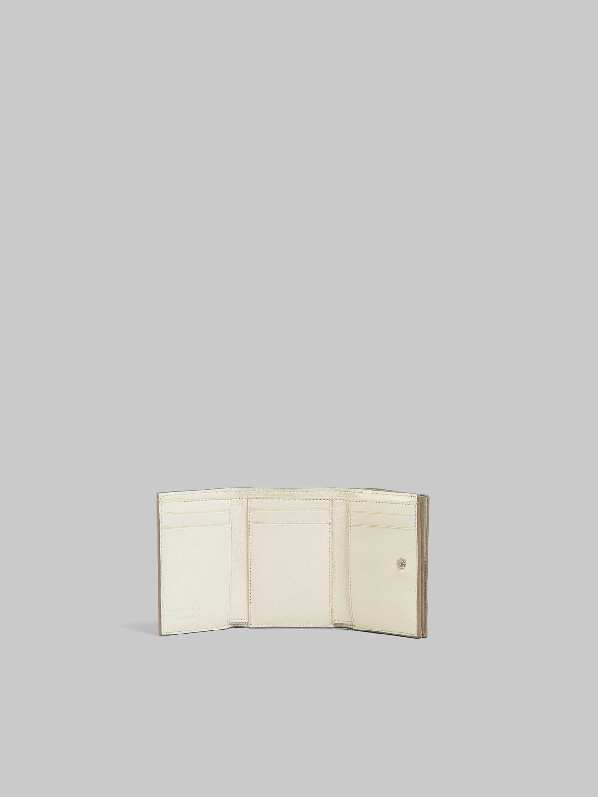 ブラック レザー製 三つ折りウォレット、レイズド マルニロゴ - 財布 - Image 2