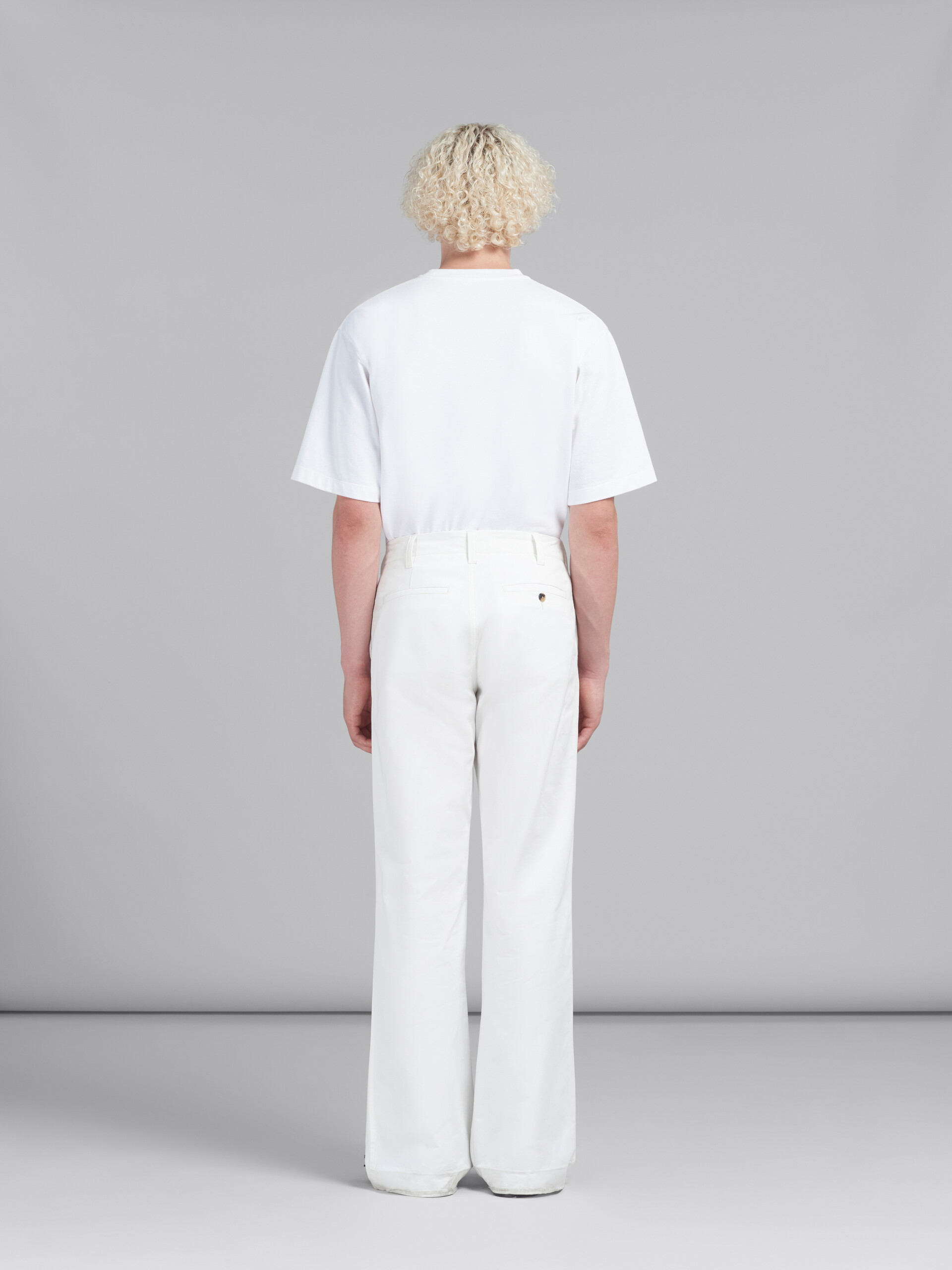 Pantalon évasé en gabardine biologique blanche - Pantalons - Image 3