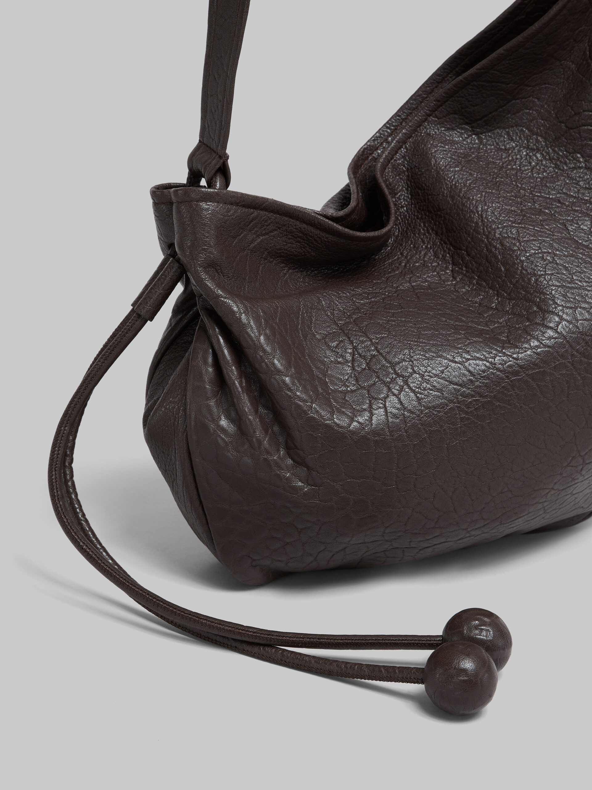 Kleine braune Hobo Bag aus Nappaleder - Schultertaschen - Image 5