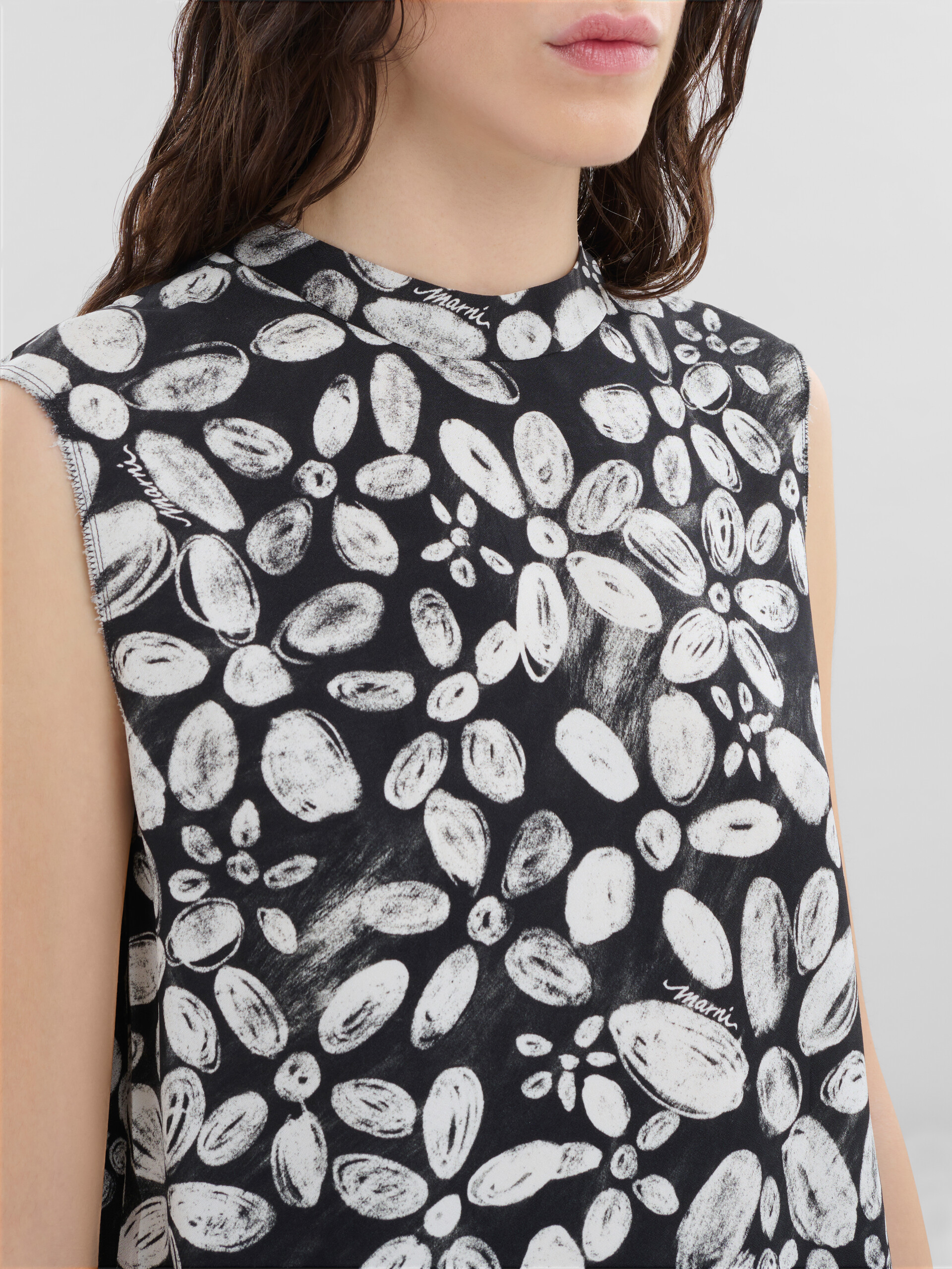 Schwarzes, ärmelloses Top aus Crêpe mit Rücken aus Satin und Blooming-Print - Hemden - Image 4