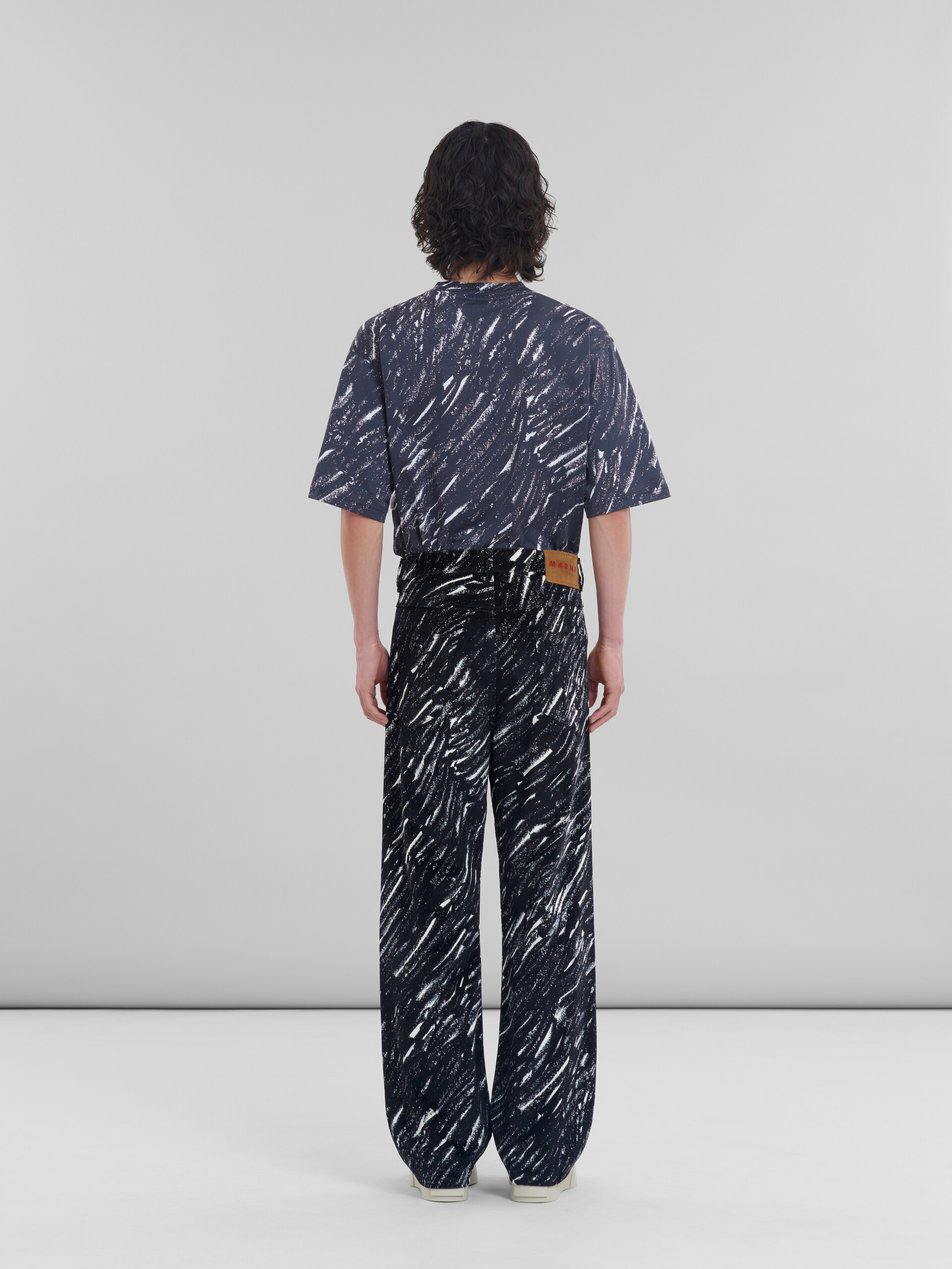 Schwarze Jeans aus beflocktem Denim mit weitem Bein und Crayon-Print - Hosen - Image 3