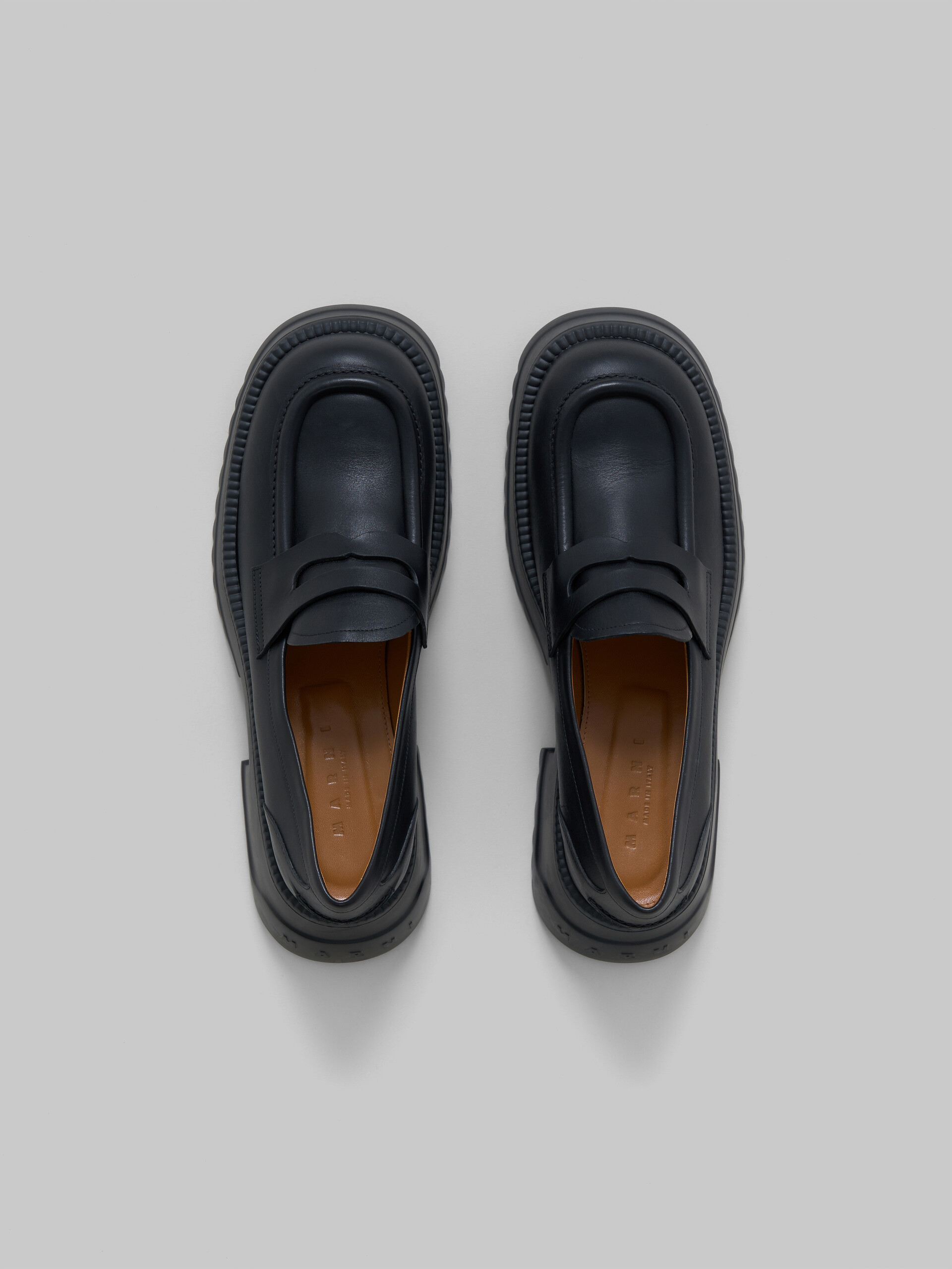 Black leather loafer with platform sole - Mocassin - Image 4