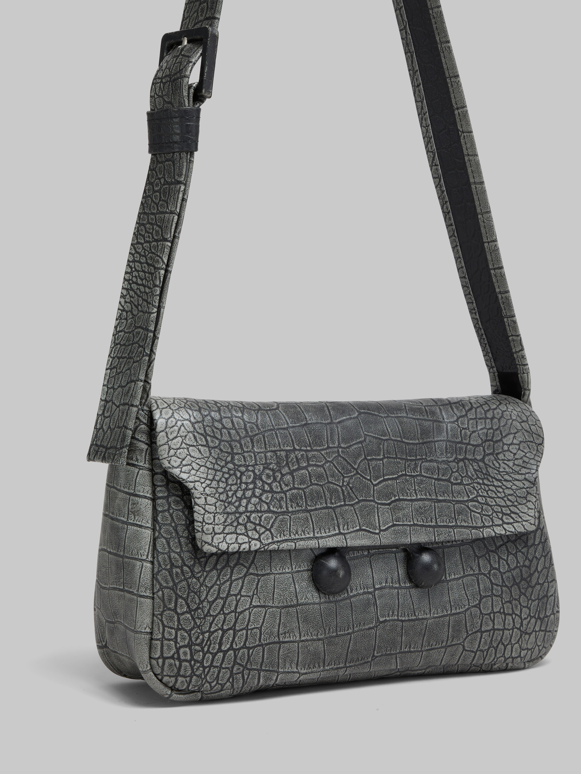 Mittelgroße schwarze Trunkaroo Handtasche aus Leder mit Kroko-Print - Schultertaschen - Image 5