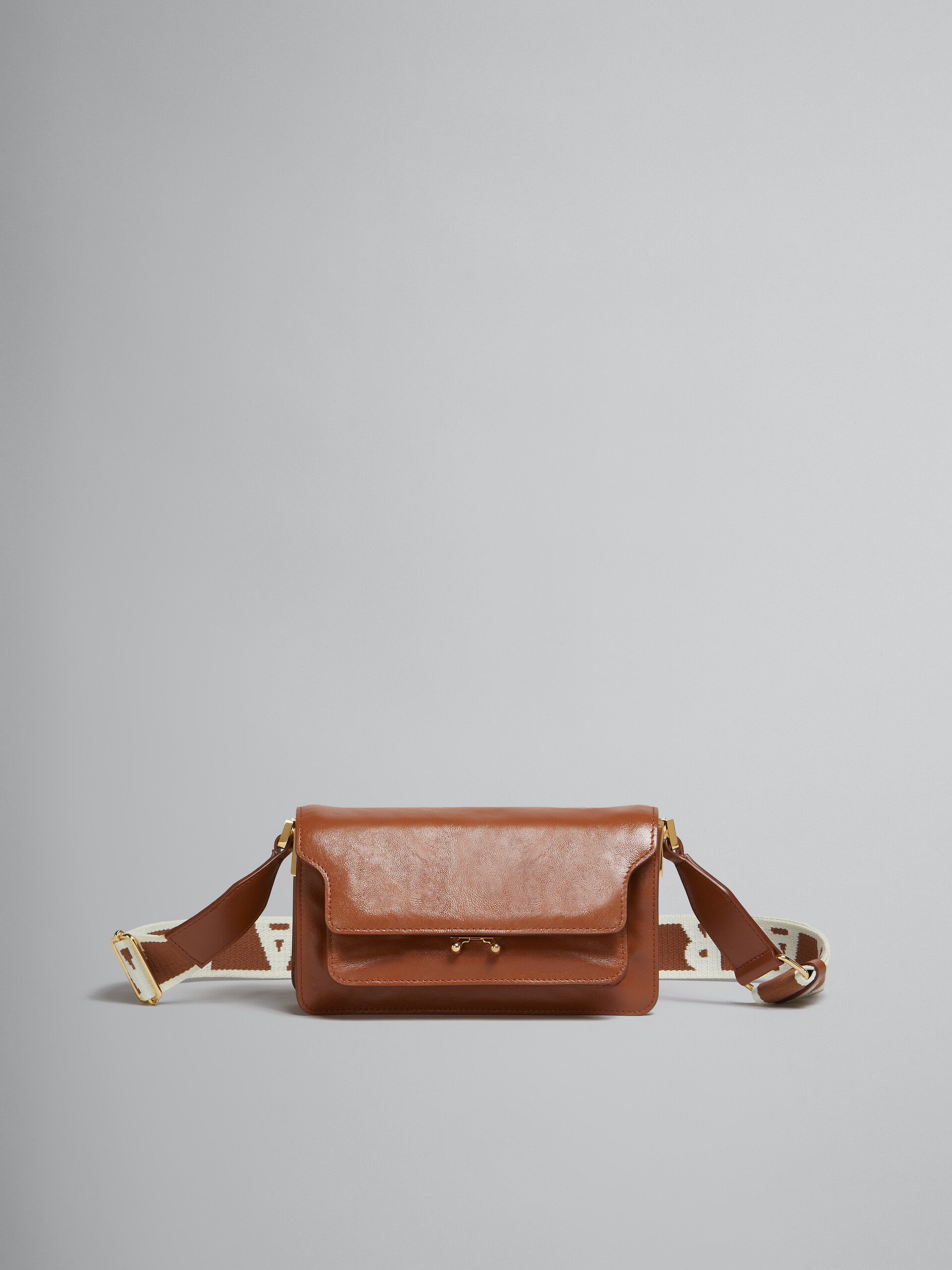 Trunk Soft Bag E/W in pelle marrone con tracolla logata - Borse a spalla - Image 1