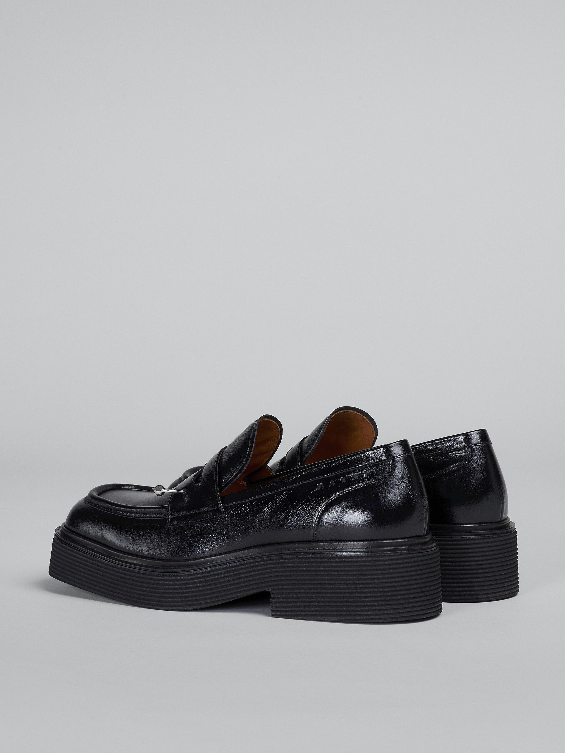 Mokassin aus schwarzem, glänzendem Leder - Schnürschuhe - Image 3