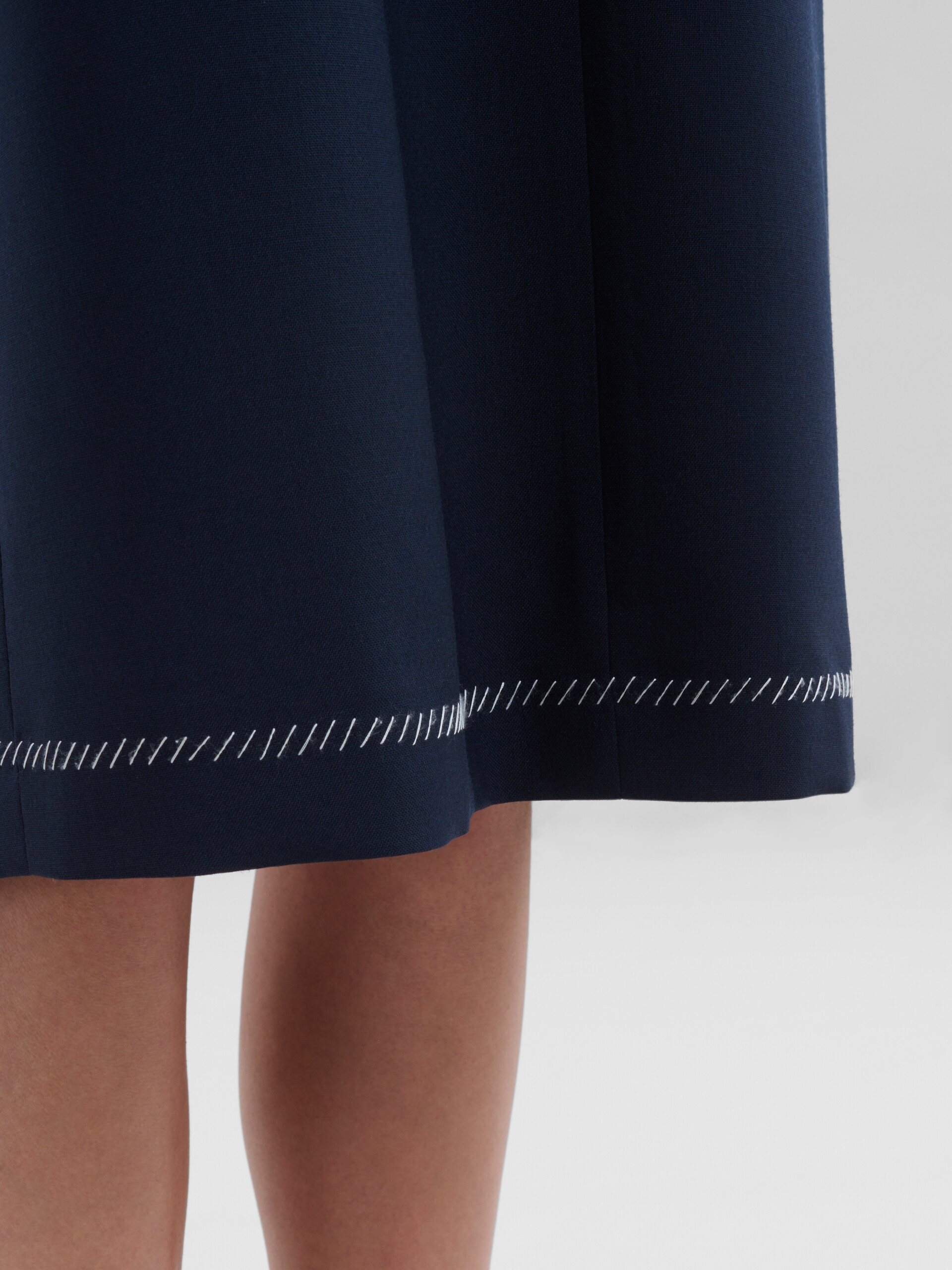 ディープブルー トロピカルウール製 Vネックドレス - ドレス - Image 5