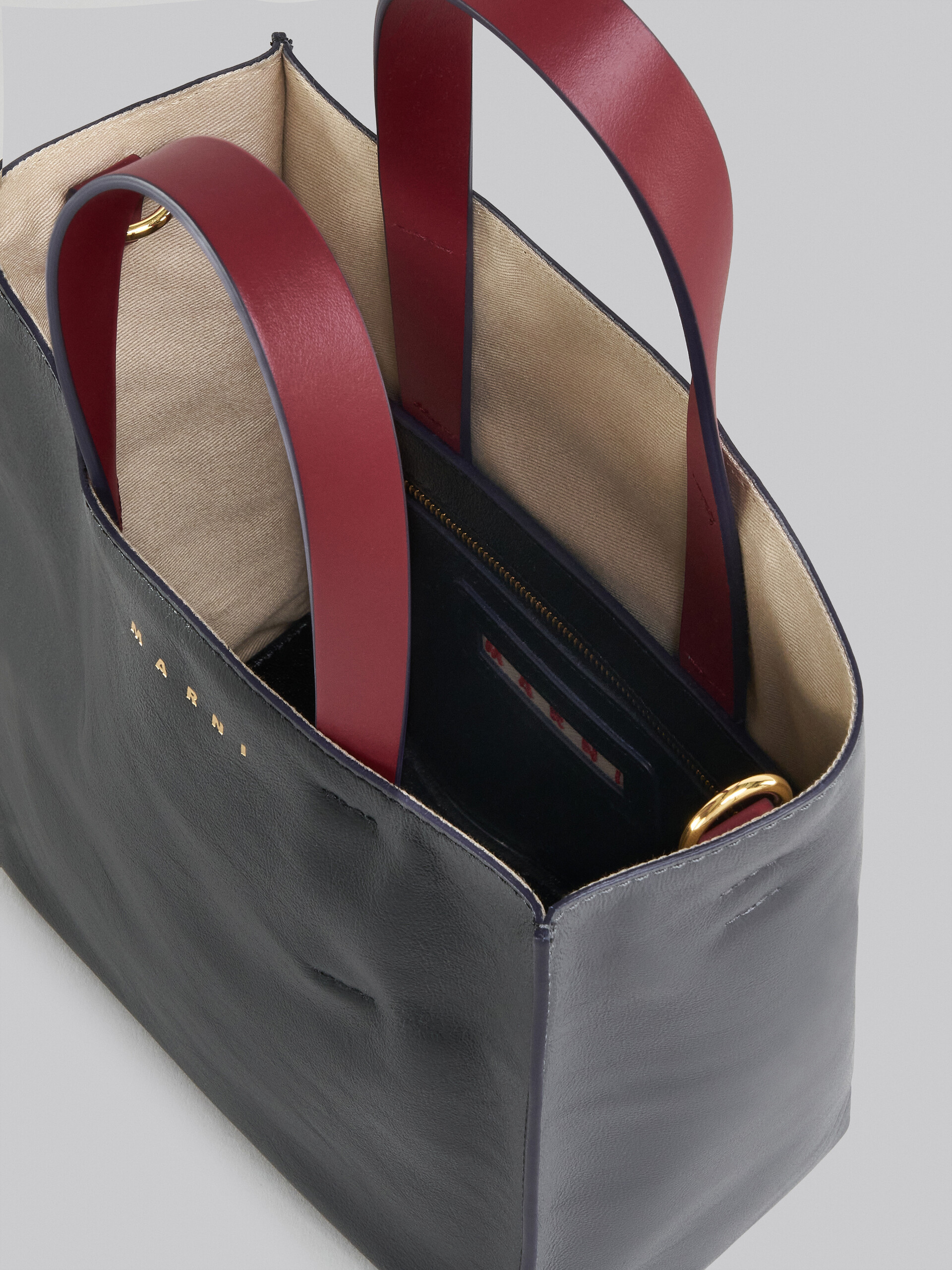 Mini-sac Museo Soft en cuir gris, noir et rouge - Sacs cabas - Image 4