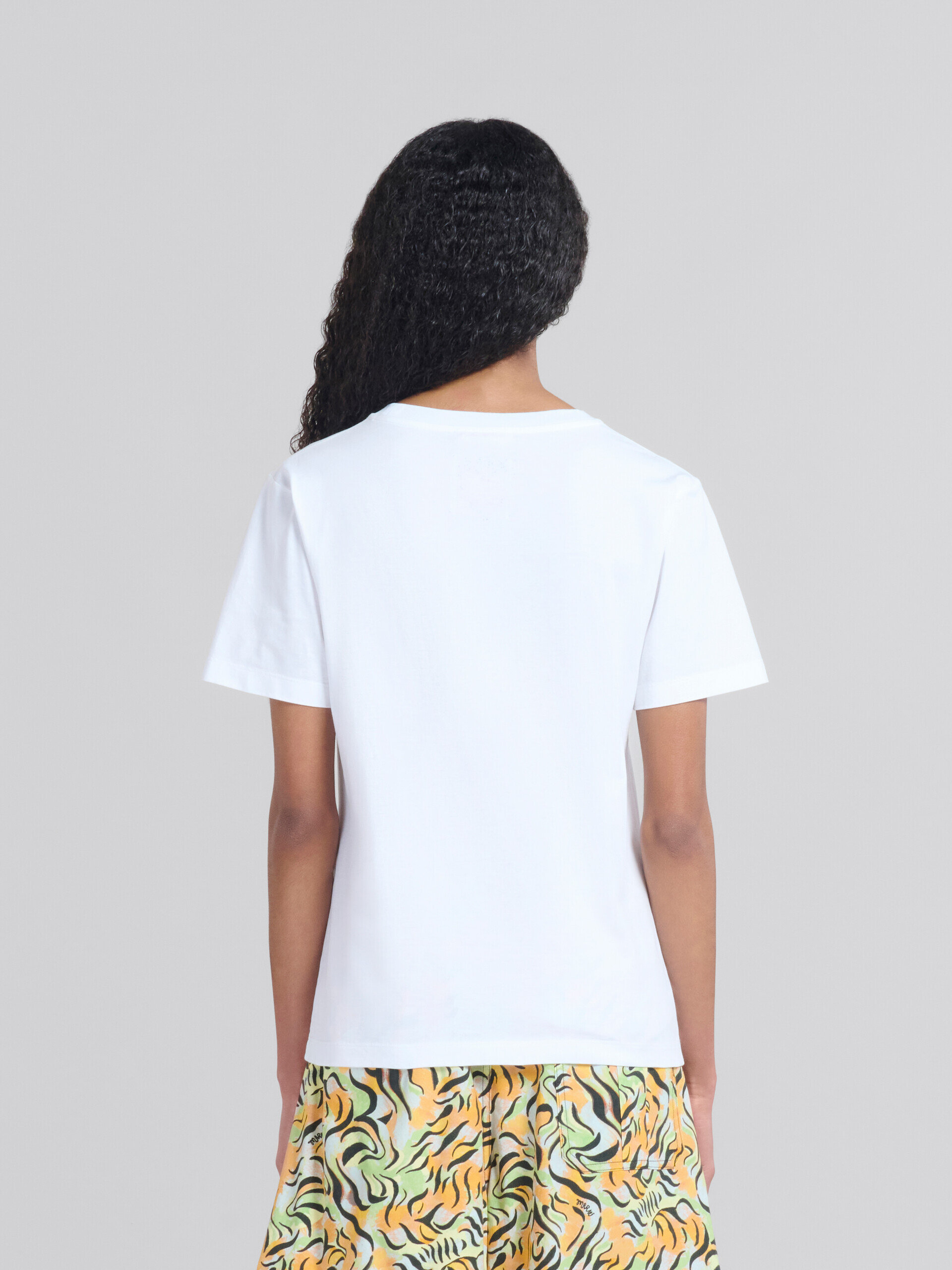 プリント入りホワイトのオーガニックジャージー製レギュラーフィットTシャツ - Tシャツ - Image 3