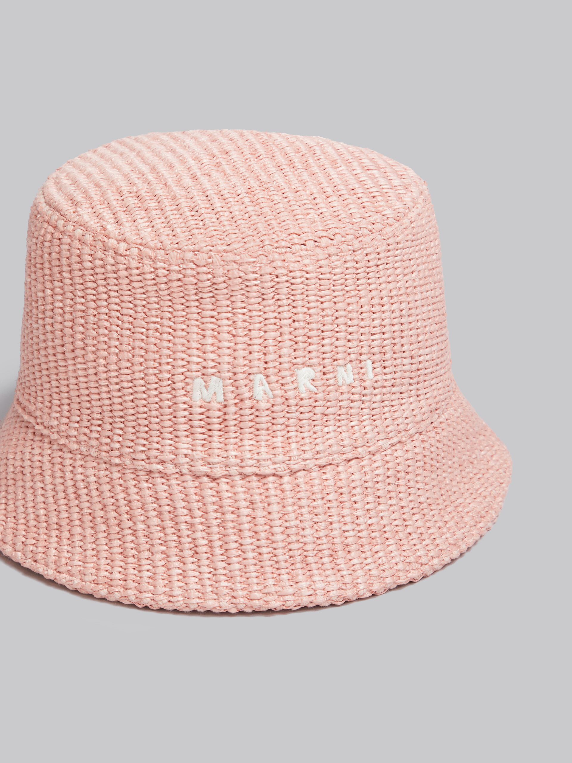 Cappello bucket rosa in tessuto effetto rafia con logo ricamato - Cappelli - Image 4