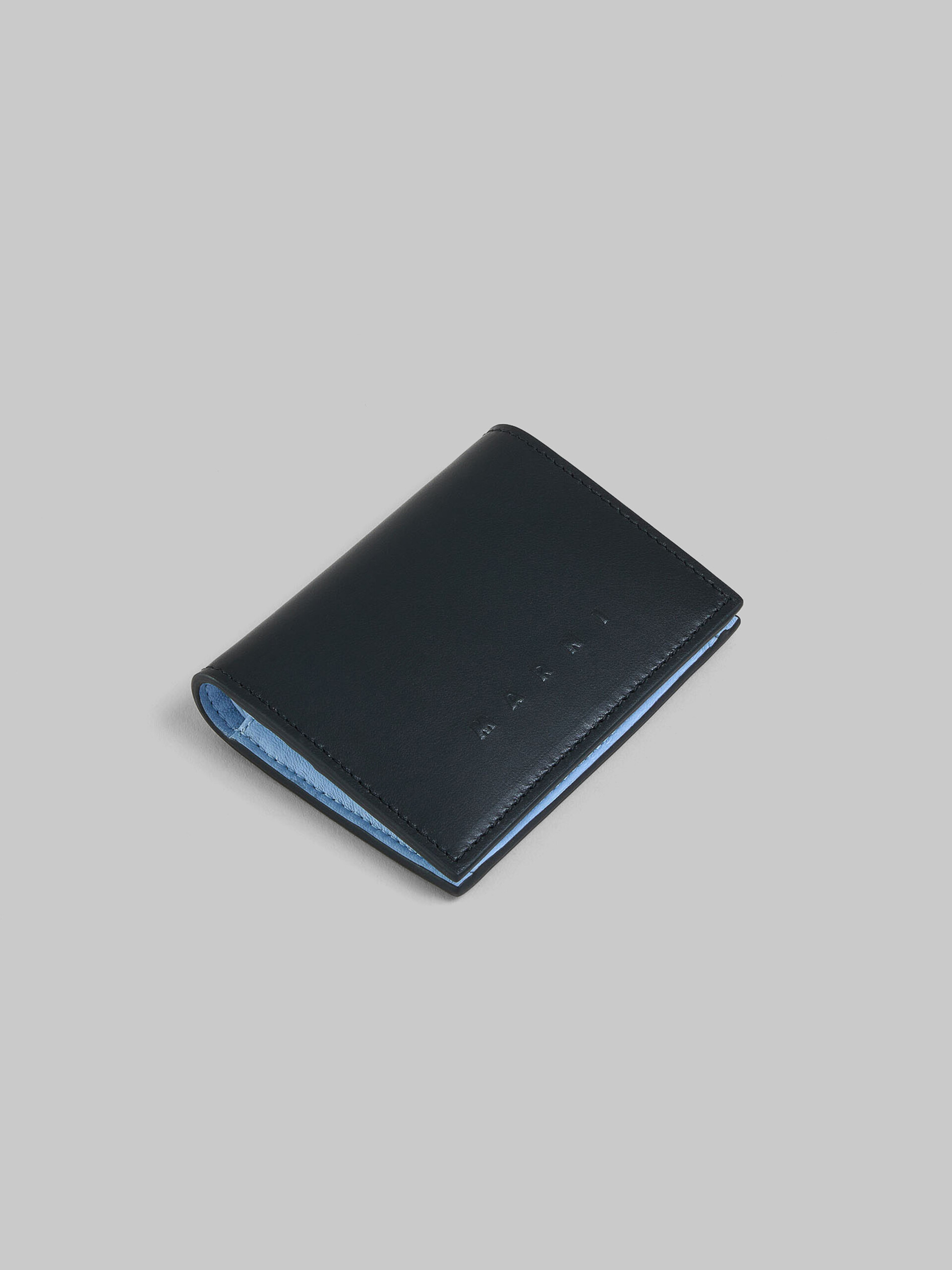 Portafoglio bi-fold in pelle nera con logo Marni in rilievo - Portafogli - Image 5