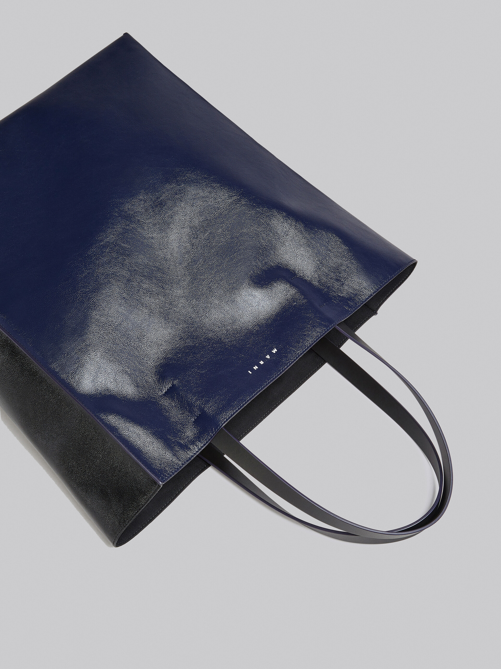 Museo Soft Bag Grande in pelle nera e blu - Borse shopping - Image 5