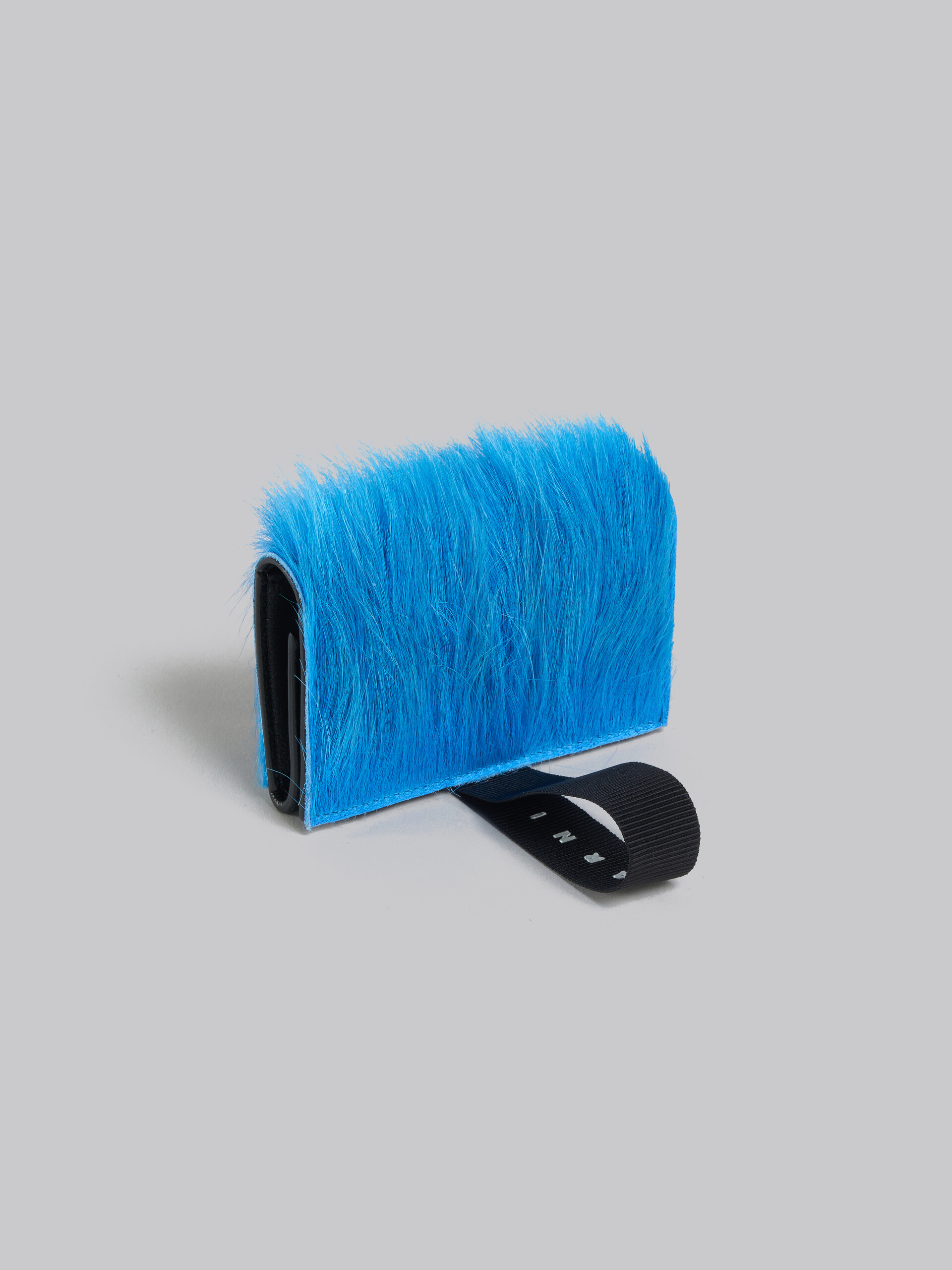 Portefeuille à trois volets bleu en cuir de veau à poils longs avec bride à logo - Portefeuilles - Image 4