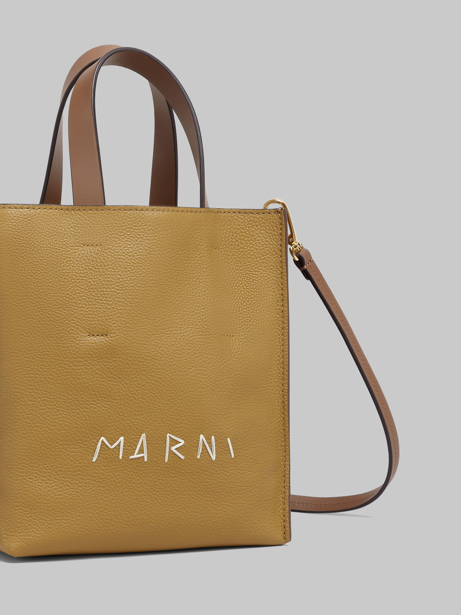 Museo Soft bag Mini in pelle bianca e marrone con impunture Marni - Borse shopping - Image 5