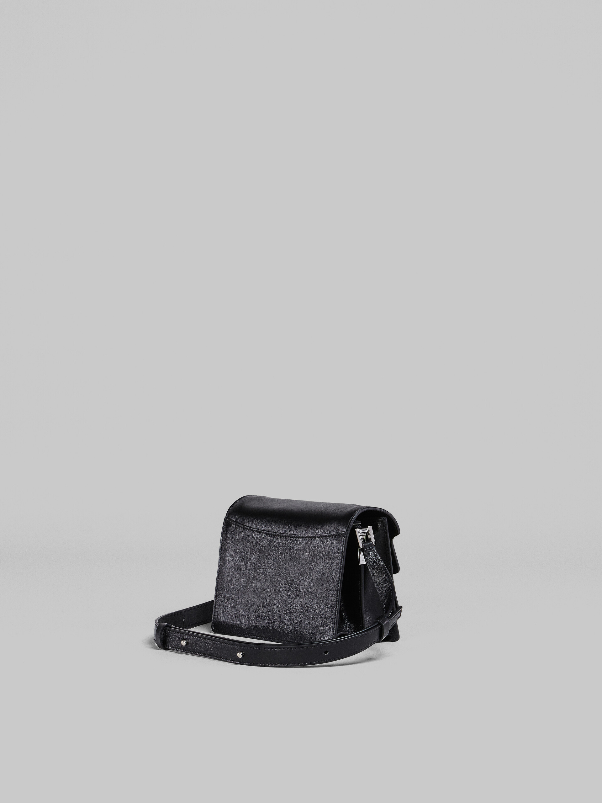 Mini-sac Trunk Soft en cuir noir - Sacs portés épaule - Image 3