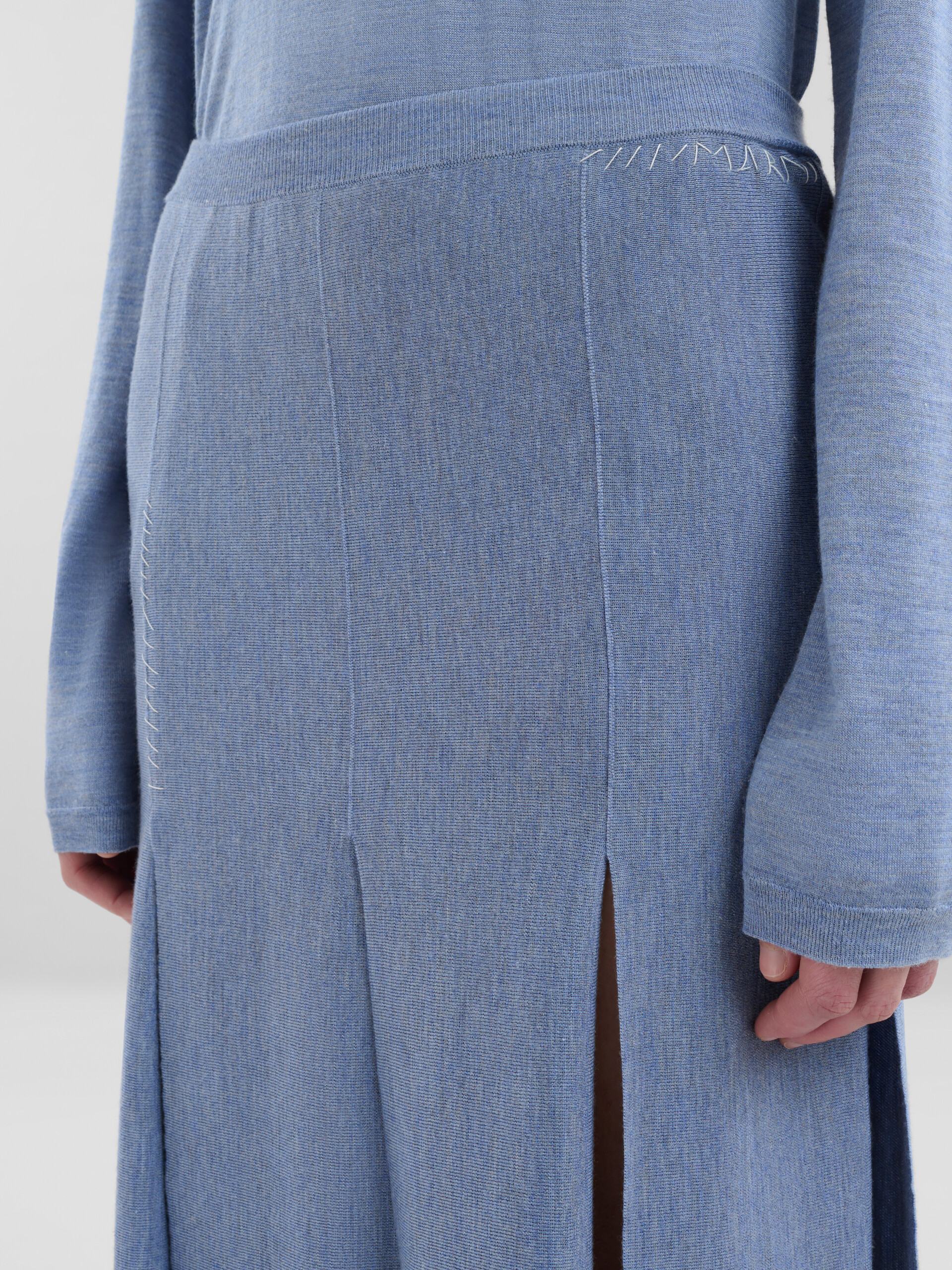 Jupe bleue en laine et soie avec fentes à bords francs - Jupes - Image 4