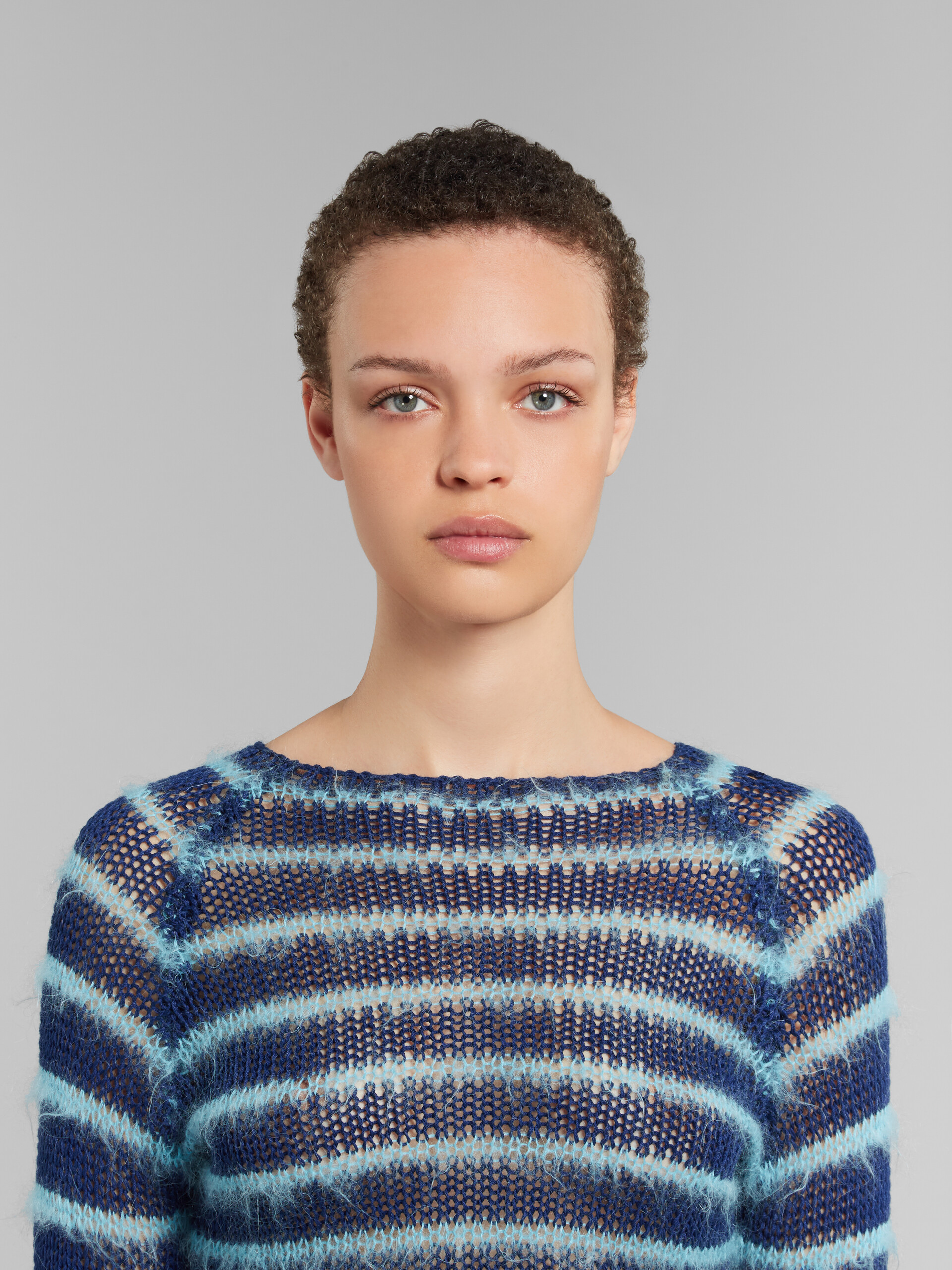 Blauer Pullover mit U-Boot-Ausschnitt und Mohair-Streifen - Pullover - Image 4