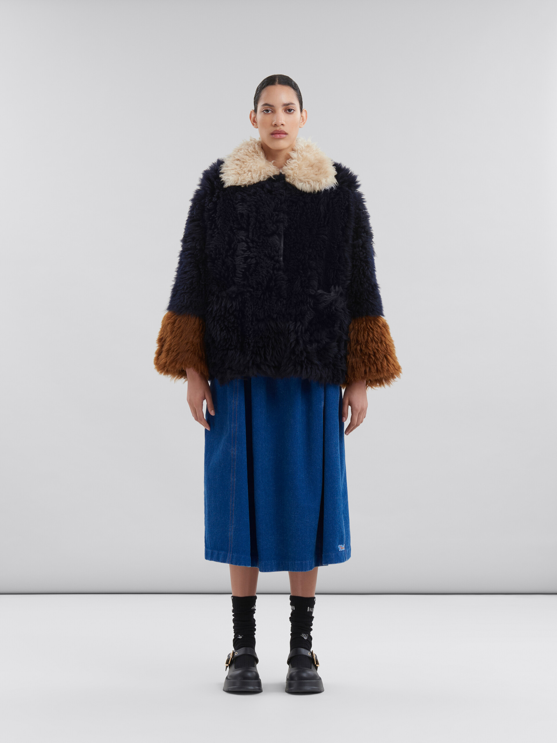 Giacca in shearling a pelo lungo blu navy con finiture a contrasto - Giacche - Image 2