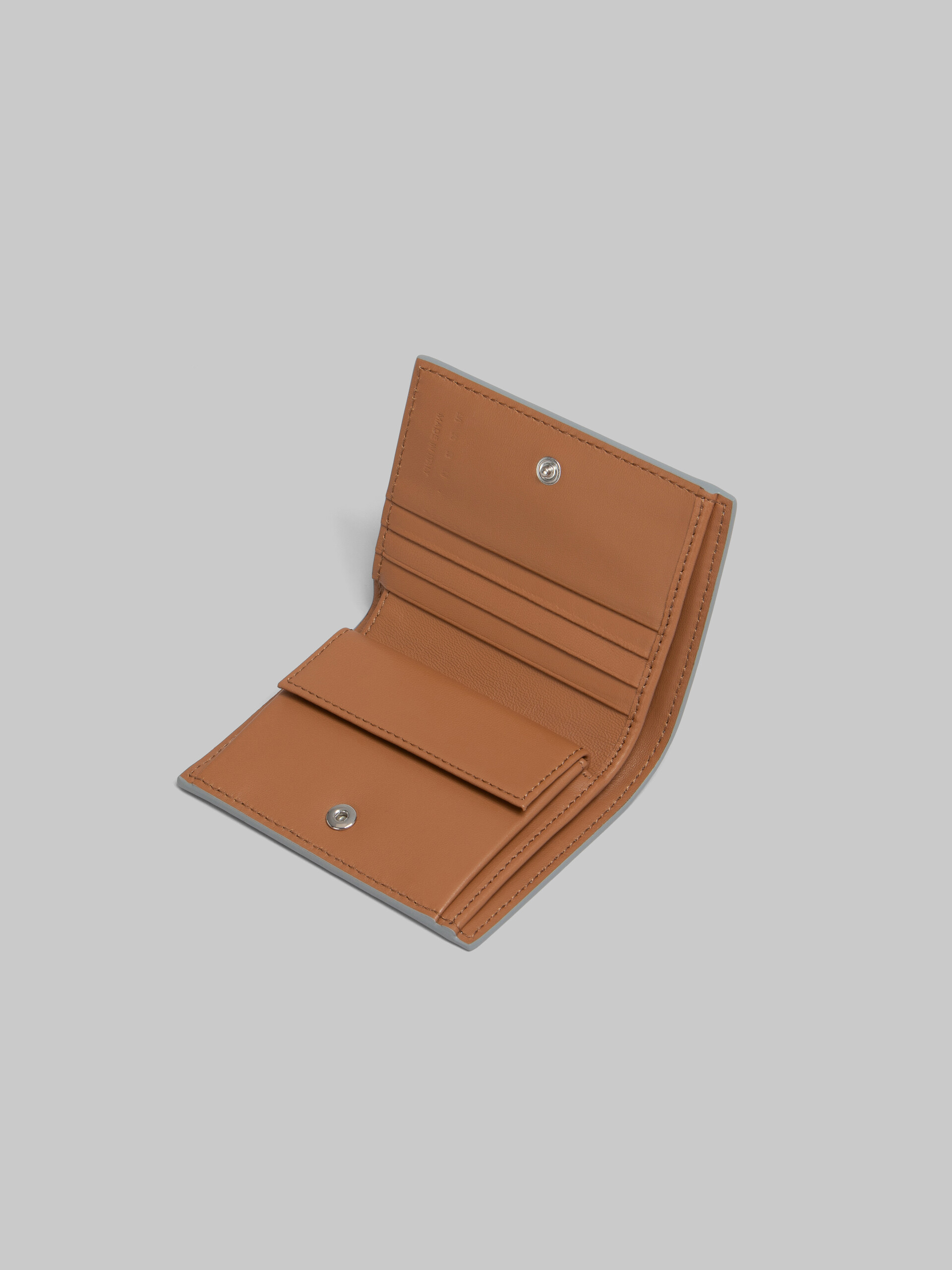 ブラウン レザー メンディング 二つ折りウォレット - 財布 - Image 4