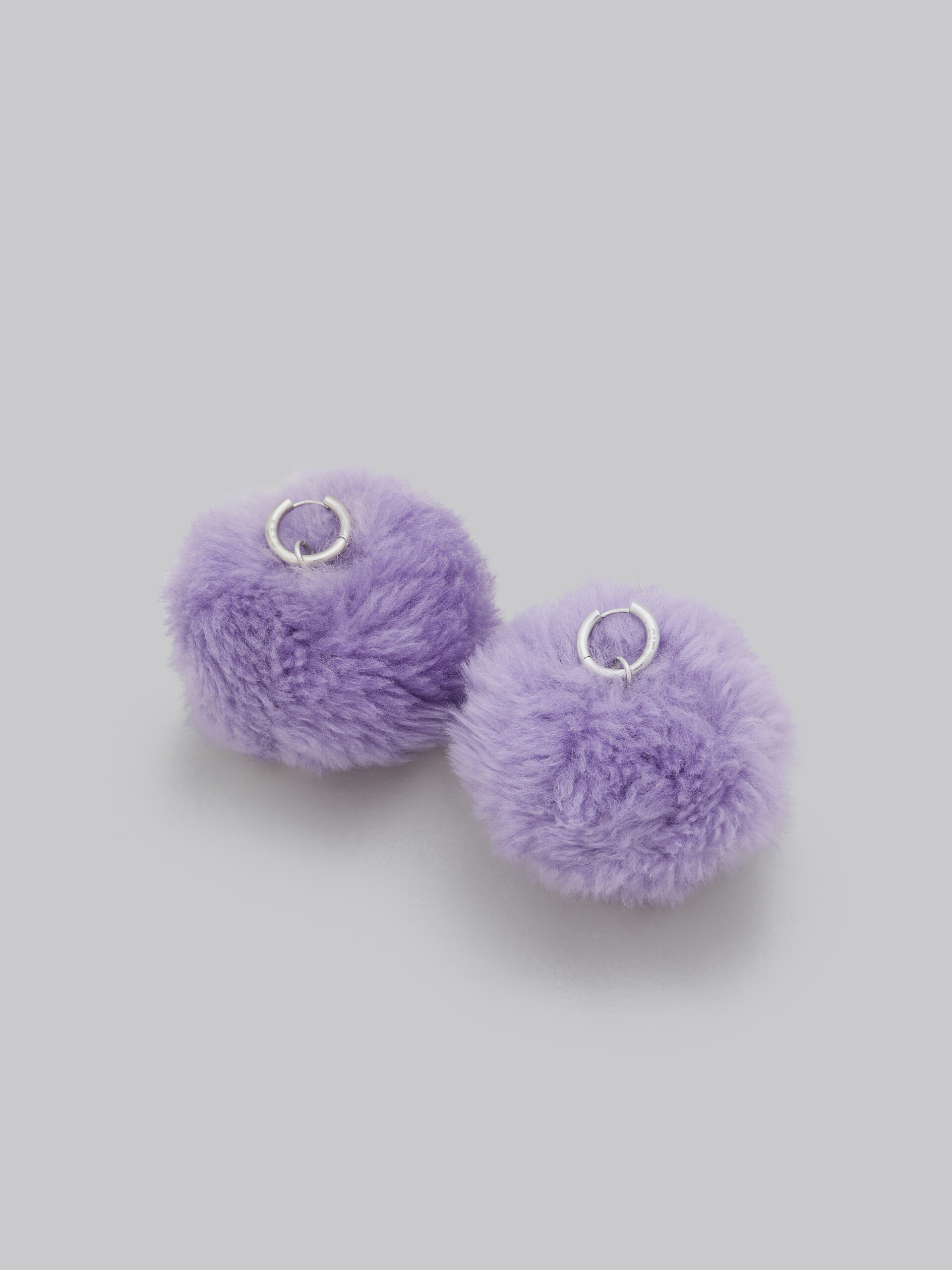 Ohrringe mit flauschigem, lilafarbenem Bommel - Ohrringe - Image 4