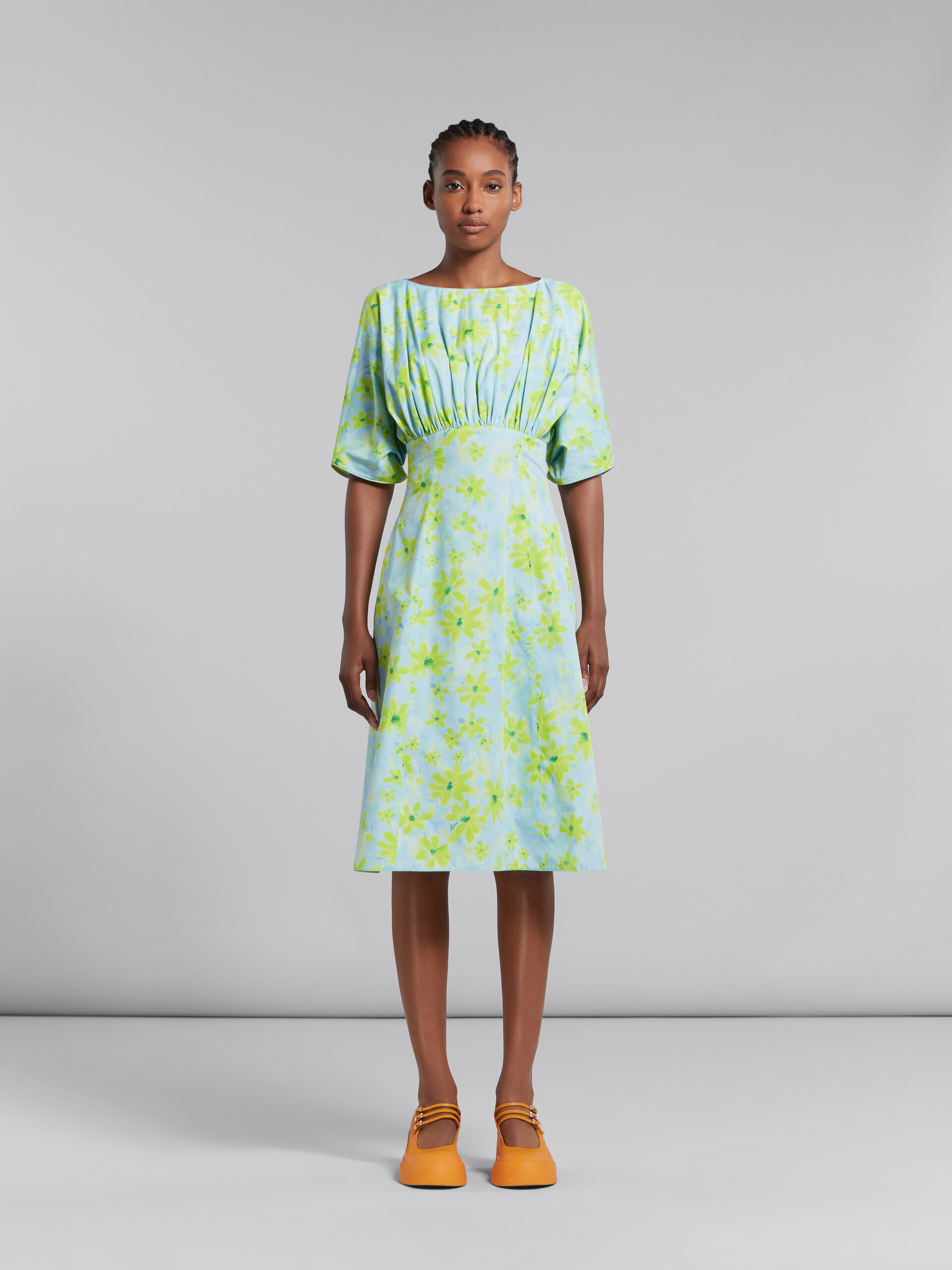 Hellgrünes gerafftes Kleid aus Popeline mit Parade-Print - Kleider - Image 2