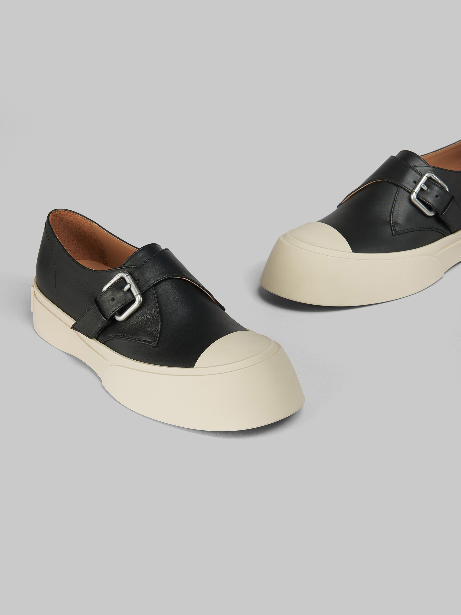 Zapato Pablo con cierre de hebilla de piel negra - Sneakers - Image 5